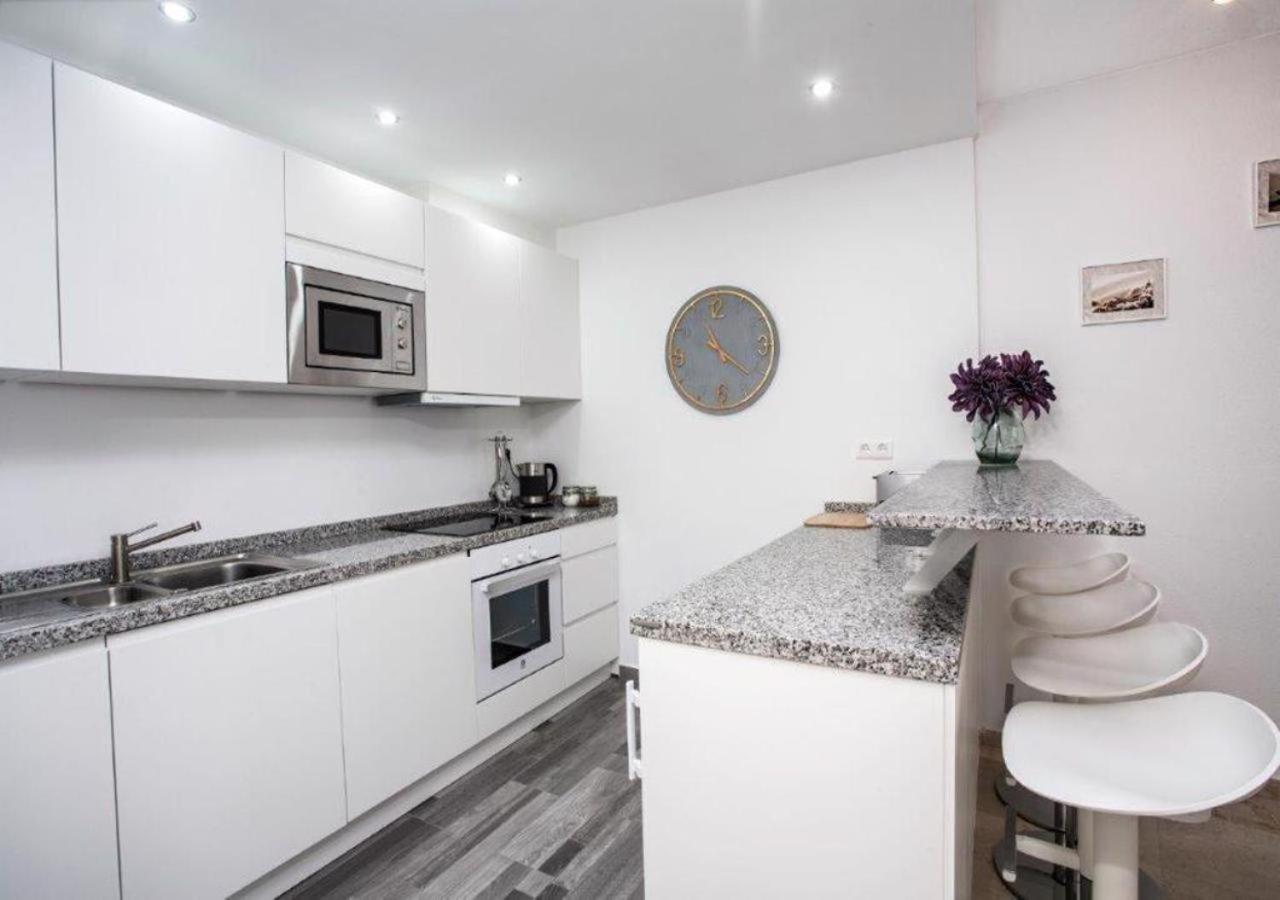 Apartment Estepona Marina, Modern Apartment, Sea Views, Balcony, Sleeps 6, Family Friendly *