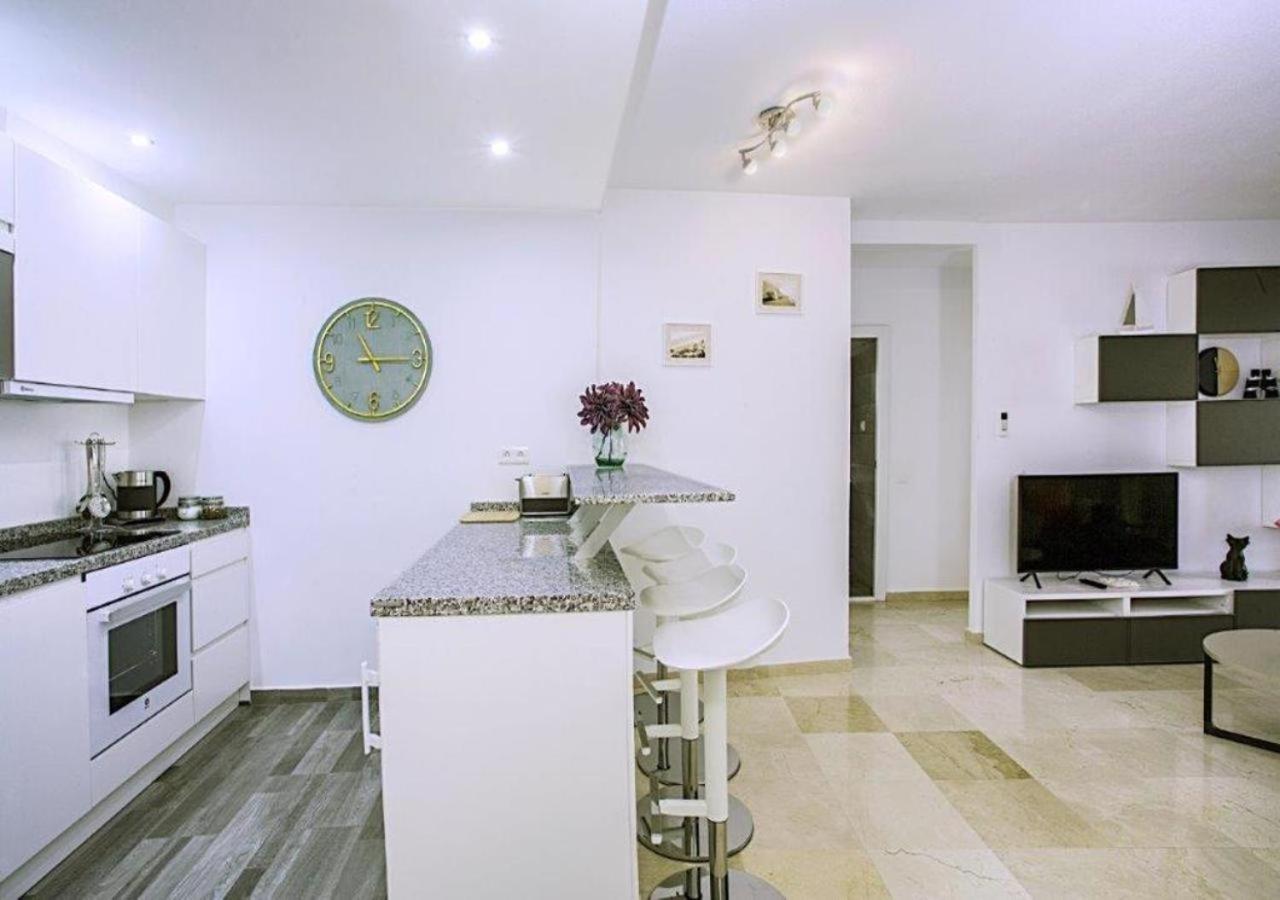 Estepona Marina, Modern Apartment, Sea Views, Balcony, Sleeps 6, Family Friendly Apartment *