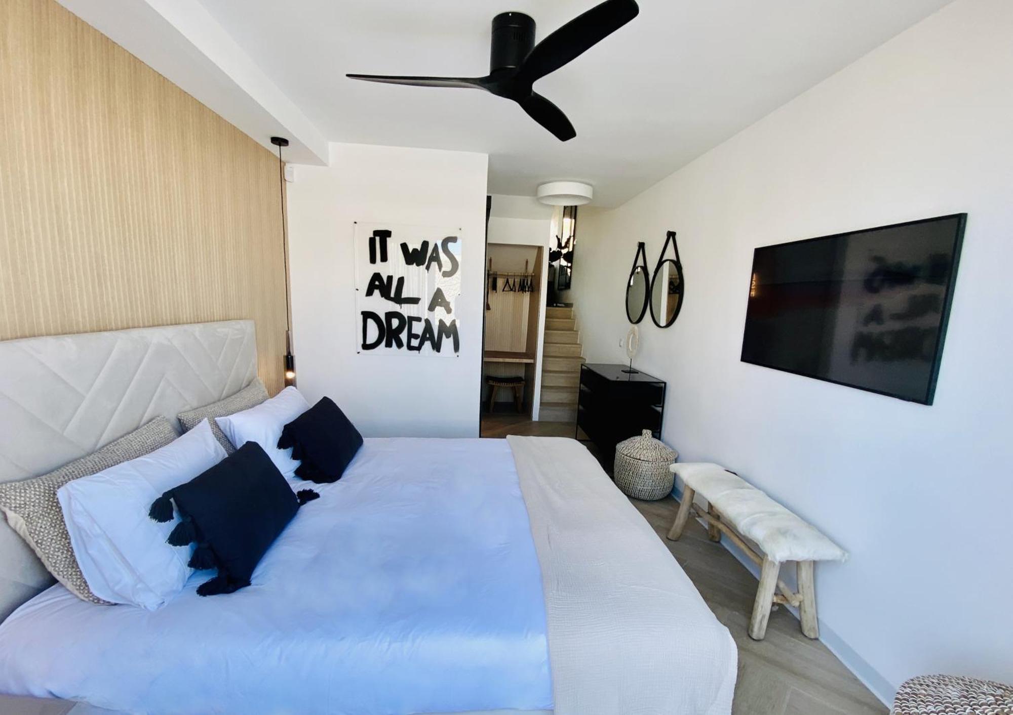 Palm Breeze Beachfront Apartment *