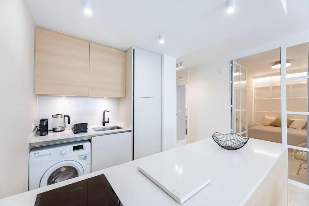 Newly Renovated, Sea View + Walk To Rdr381 Apartment Estepona