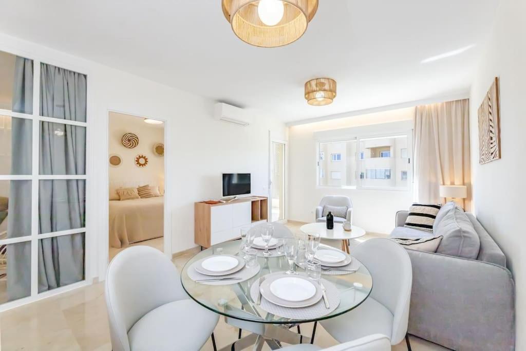 Newly Renovated, Sea View + Walk To Rdr381 *
