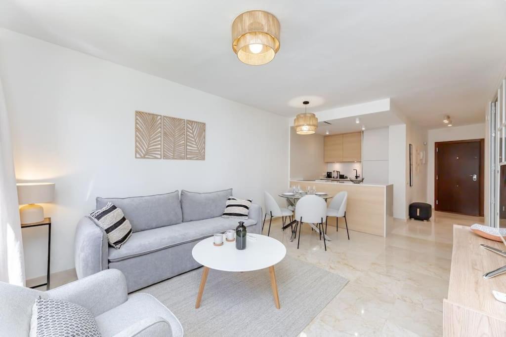 Newly Renovated, Sea View + Walk To Rdr381 Estepona