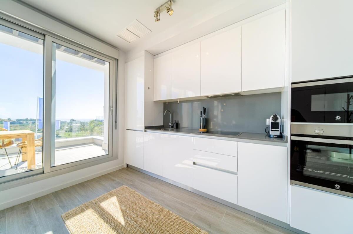 Contemporary Penthouse Sunset + Sea View Parking Сasa de vacaciones Estepona