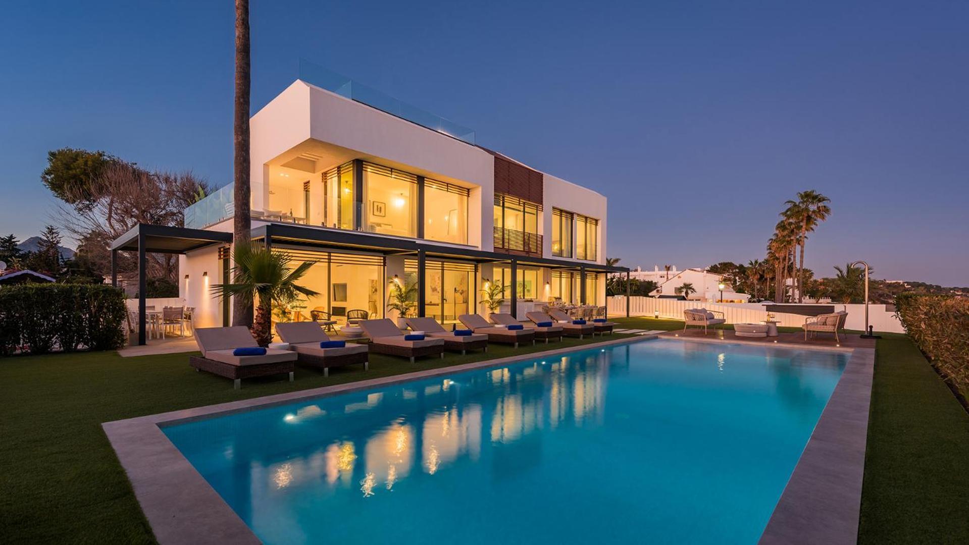 Pousada Vacation Marbella I Imare Waterfront, Beachfront Villa, Rooftop Jacuzzi, Indoor Estepona