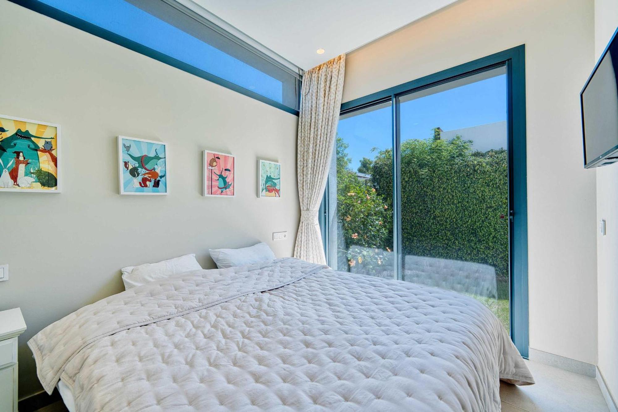 2223 Modern Design Pool Villa