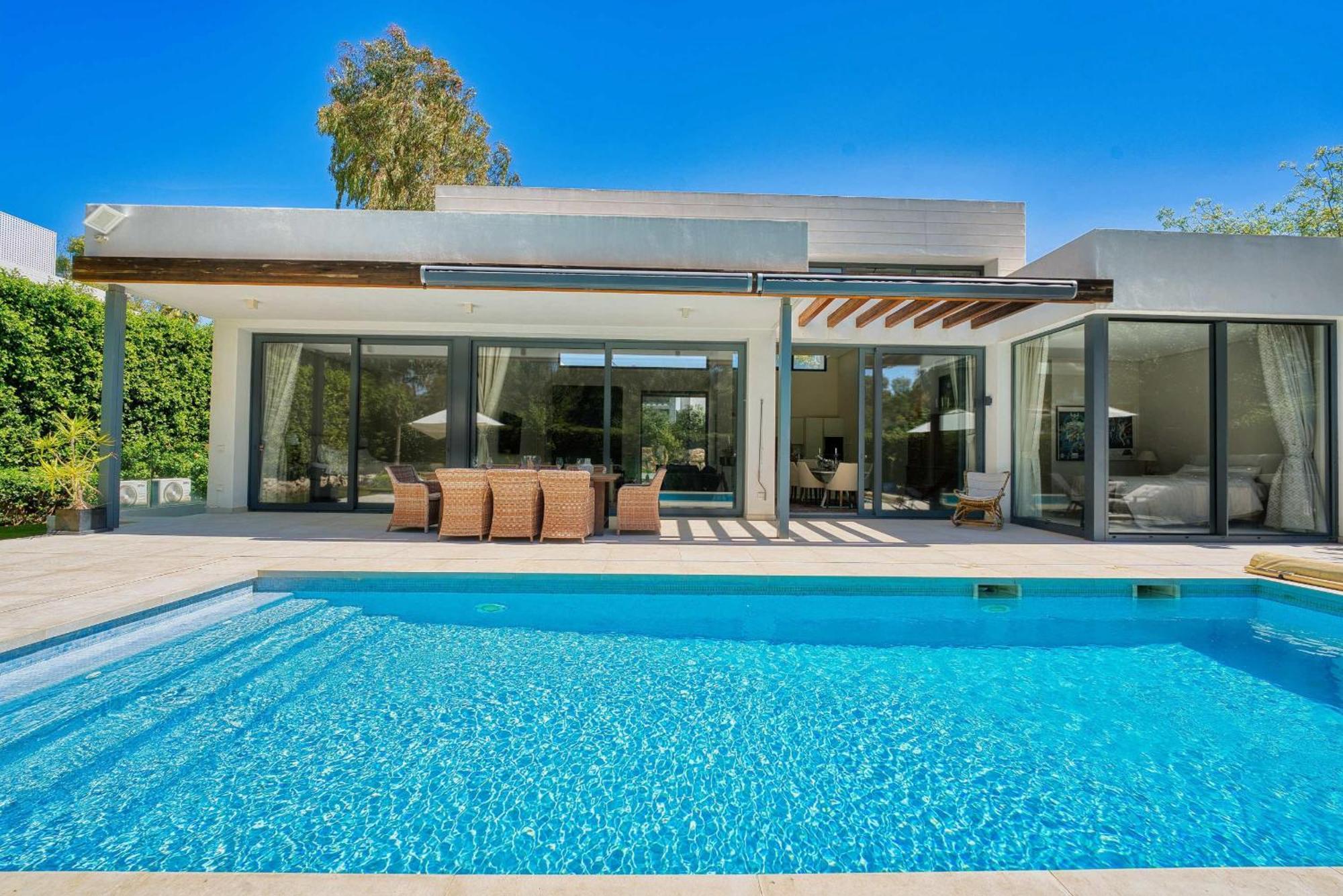 2223 Modern Design Pool Villa