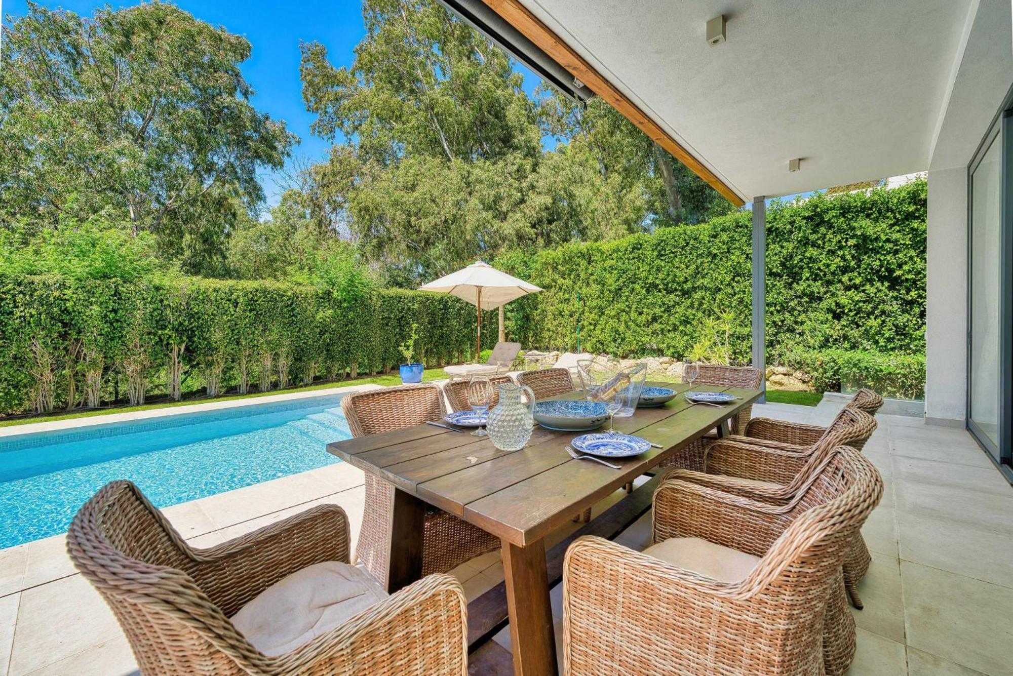 2223 Modern Design Pool Villa Estepona