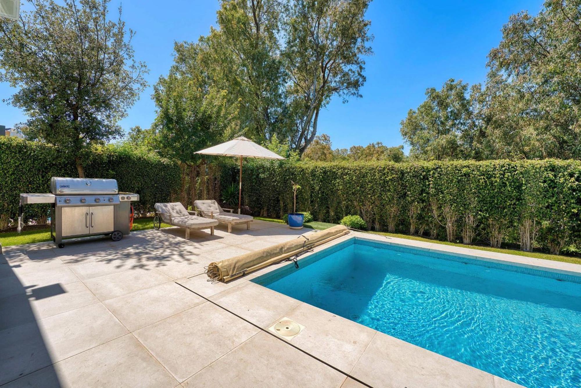 2223 Modern Design Pool Villa