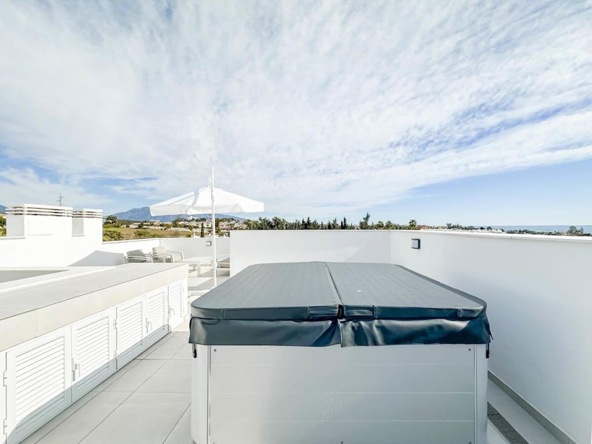 Rooftop Jacuzzi Pools Modern Wifi Townhouse Apartment *