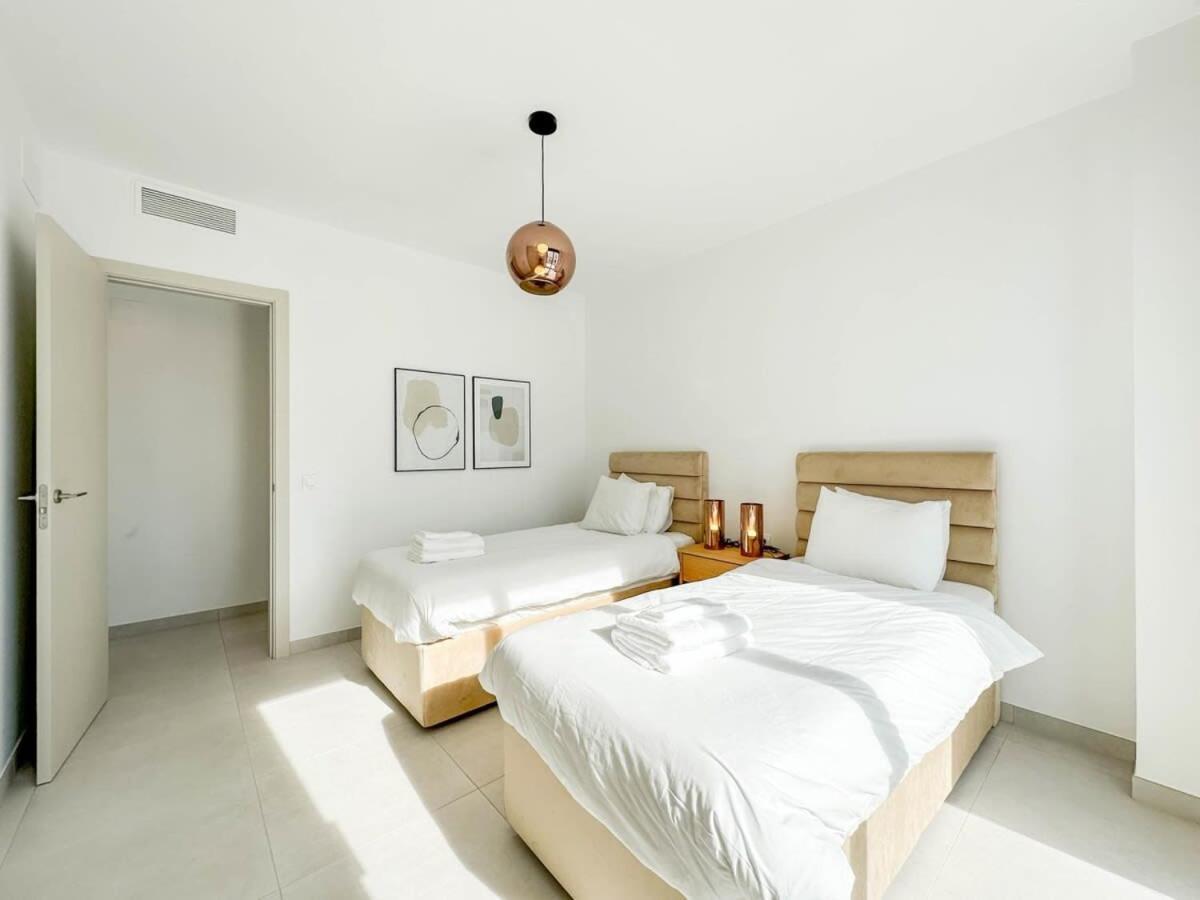 Rooftop Jacuzzi Pools Modern Wifi Townhouse Apartment *