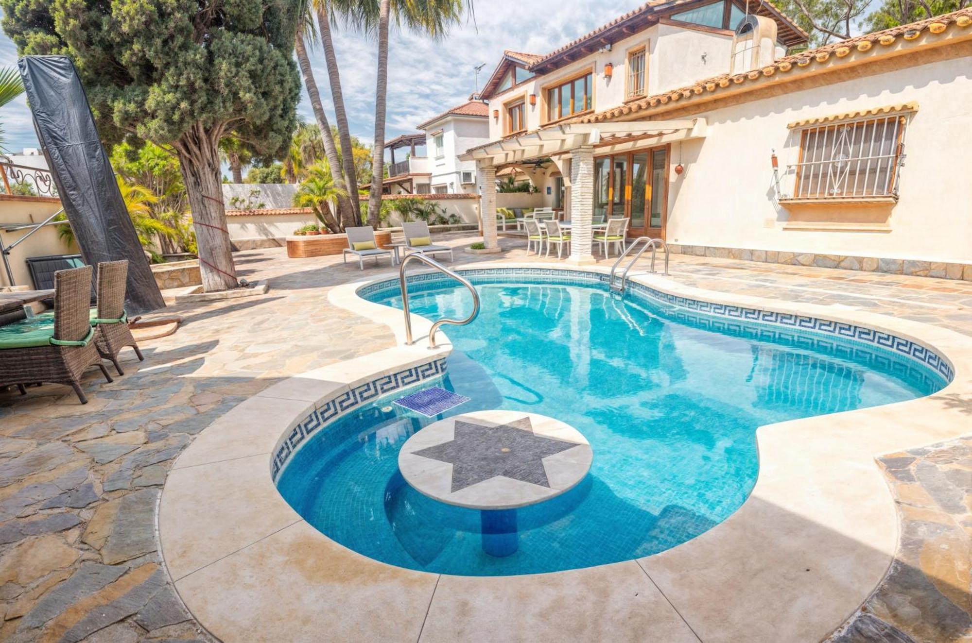 Villa Luna- Pool With Jacuzzi By The