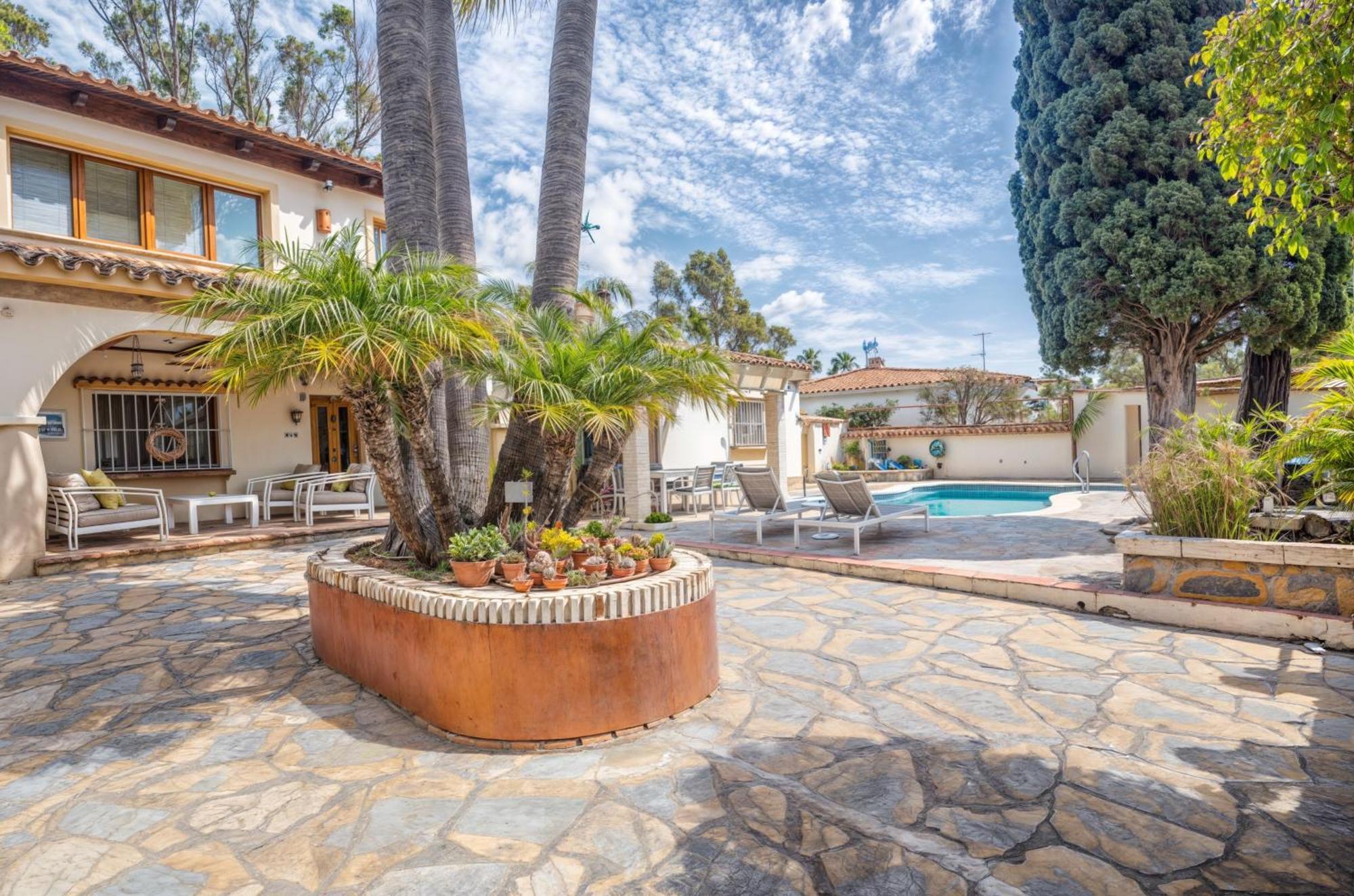 Villa Luna- Pool With Jacuzzi By The