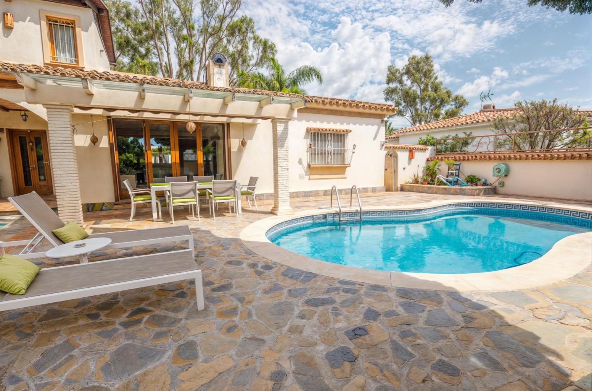 Villa Luna- Pool With Jacuzzi By The