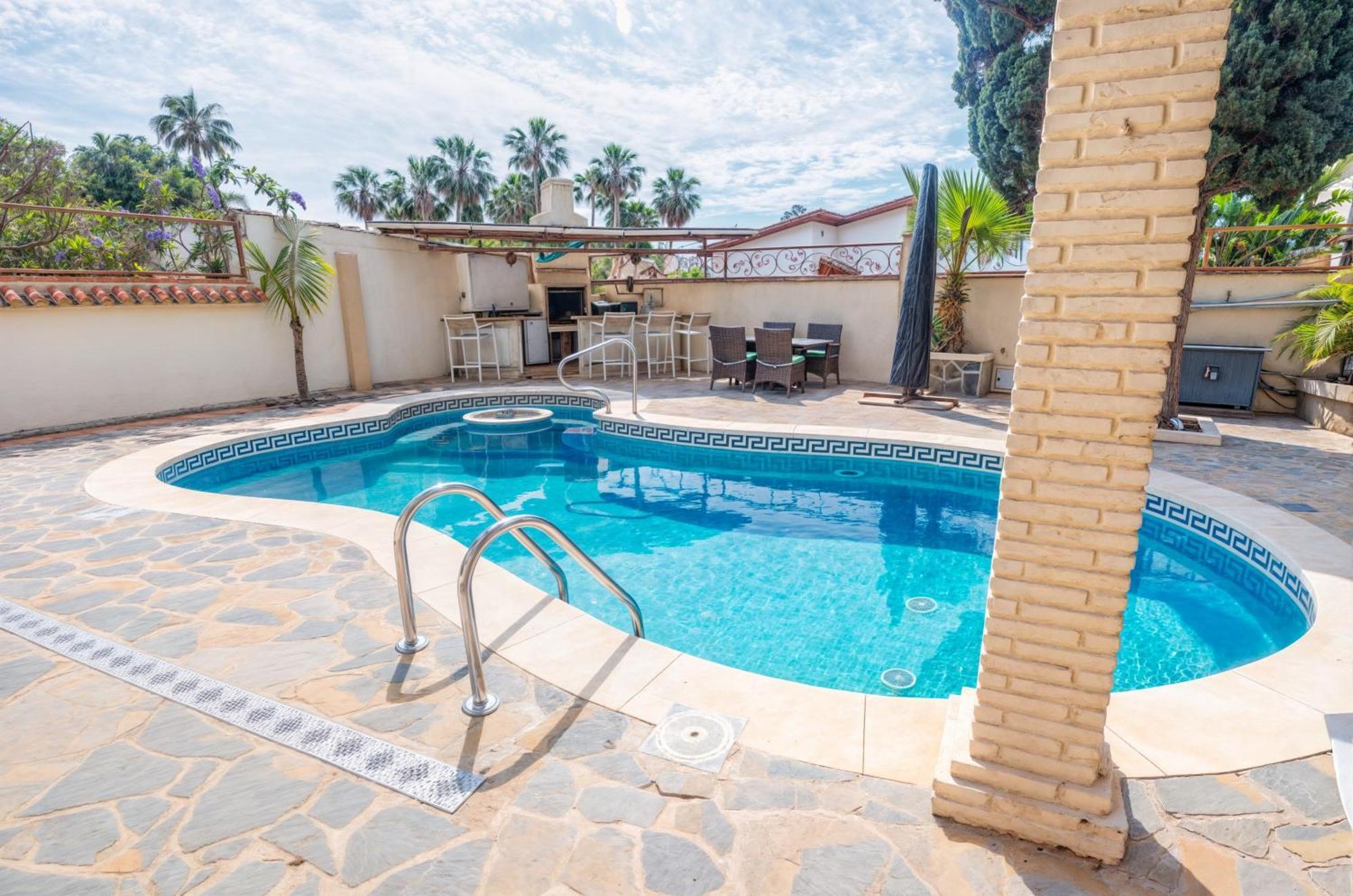 Villa Luna- Pool With Jacuzzi By The *