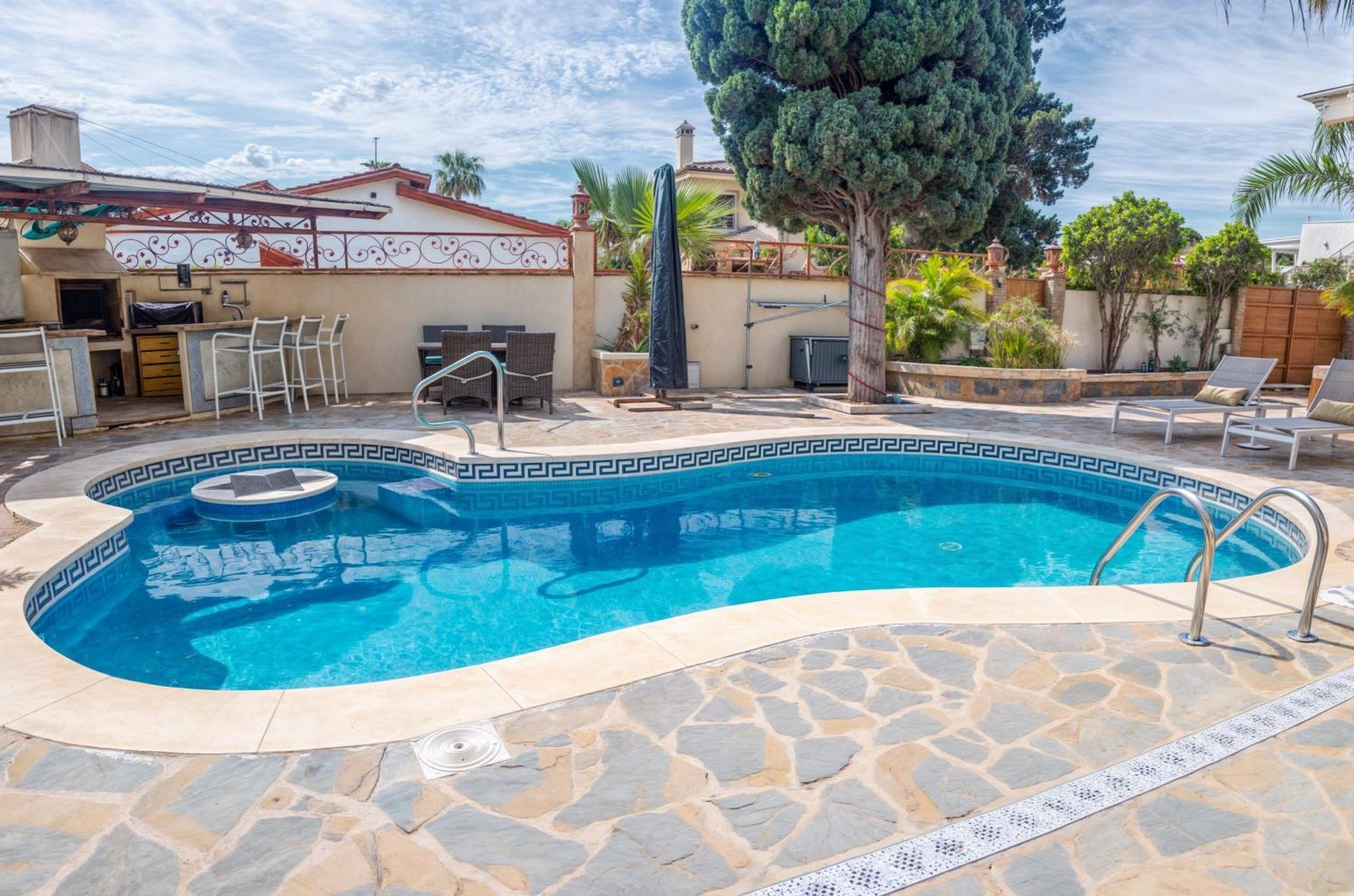 Luna- Pool With Jacuzzi By The Estepona