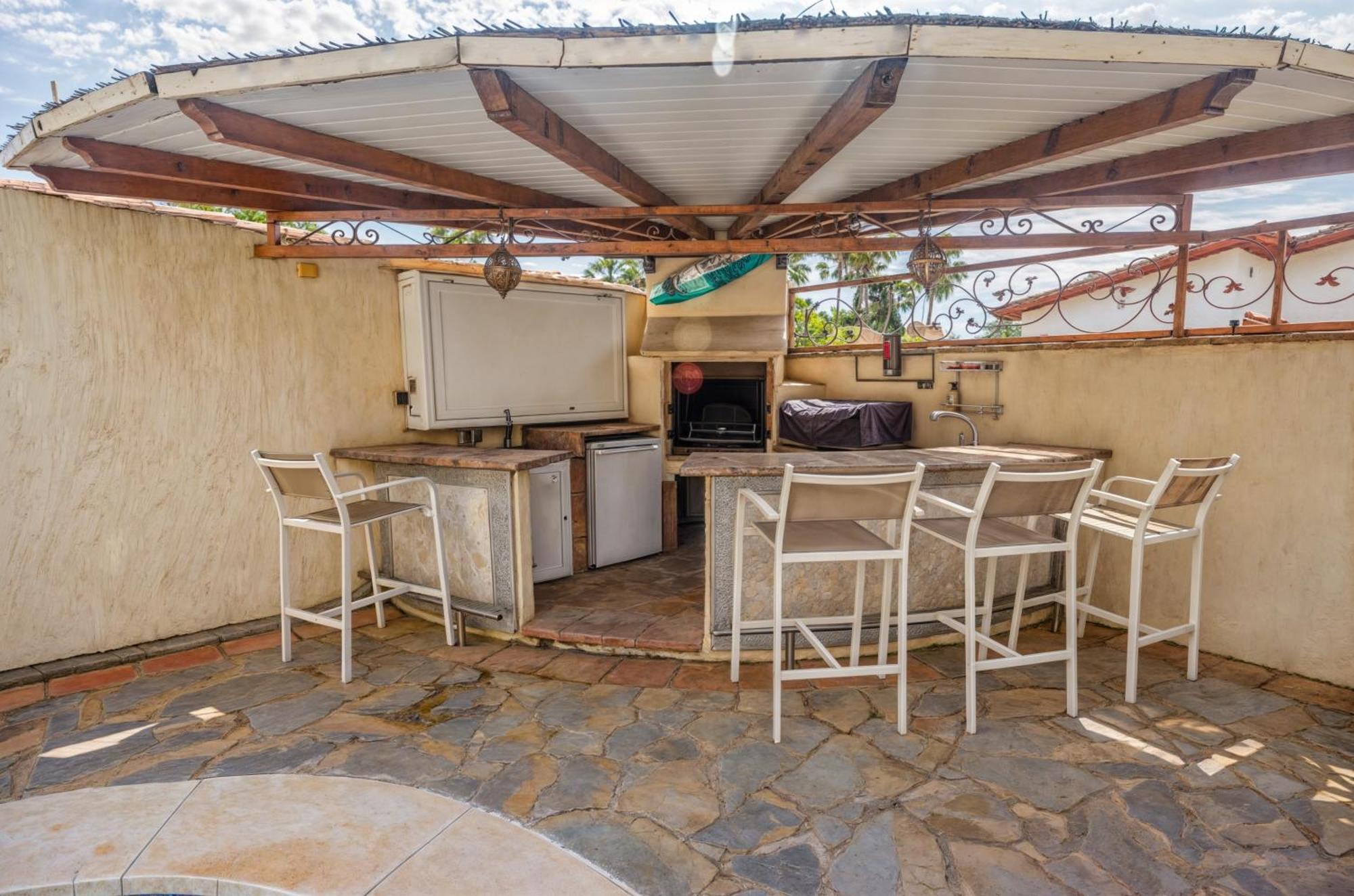 Villa Luna- Pool With Jacuzzi By The