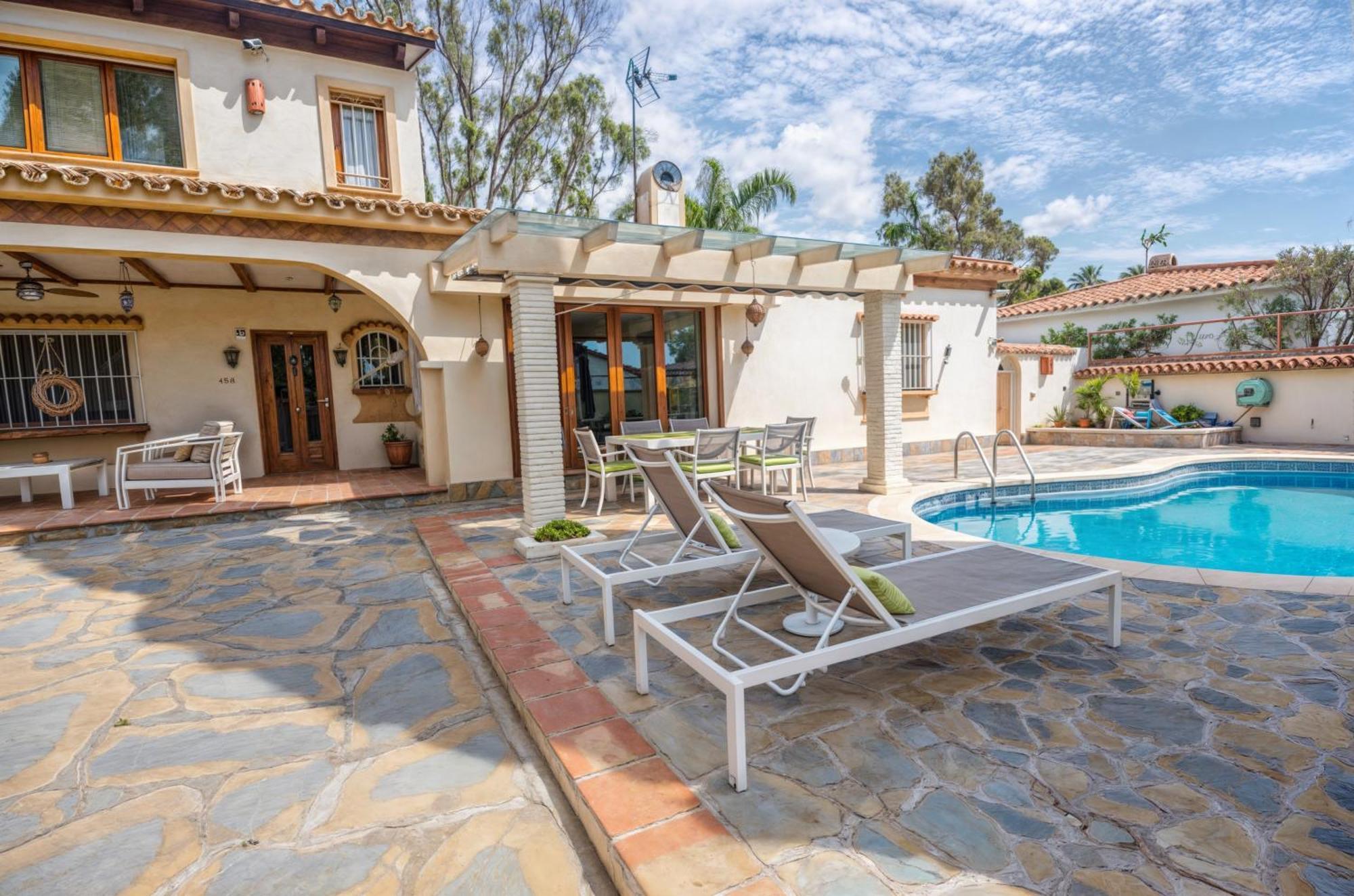 Villa Luna- Pool With Jacuzzi By The *
