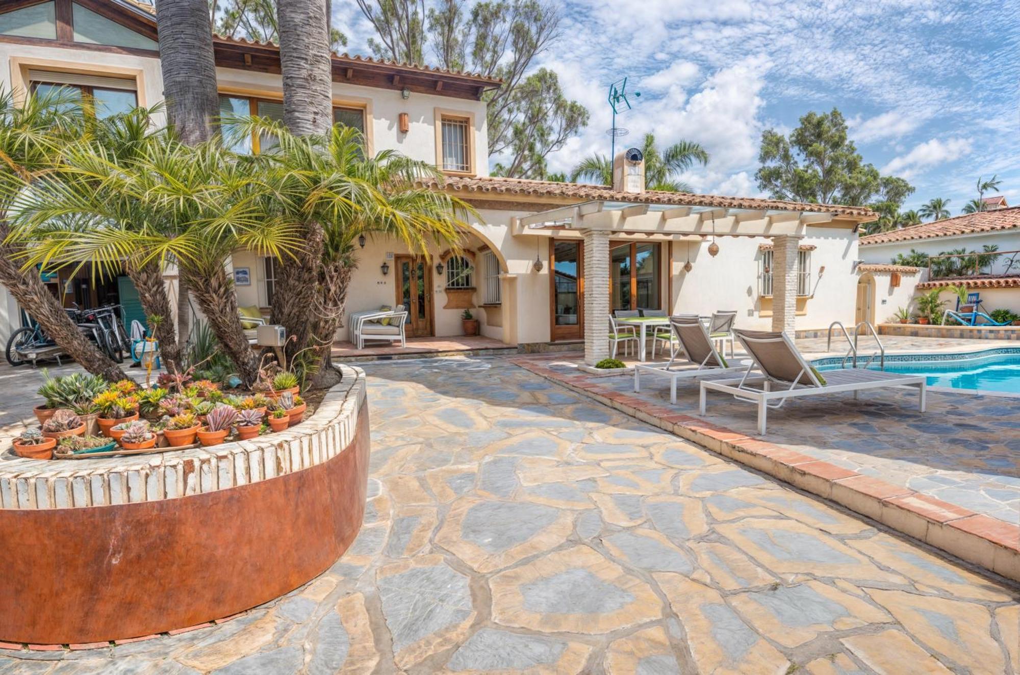 Luna- Pool With Jacuzzi By The