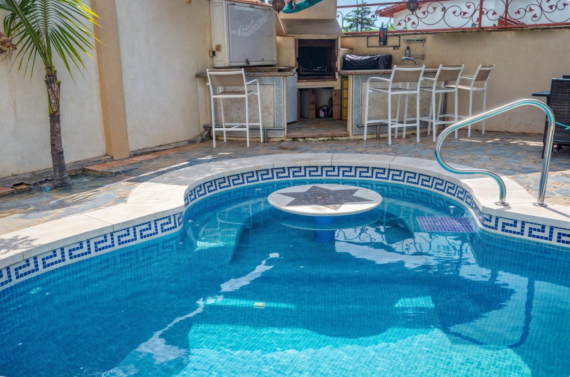 Villa Luna- Pool With Jacuzzi By The