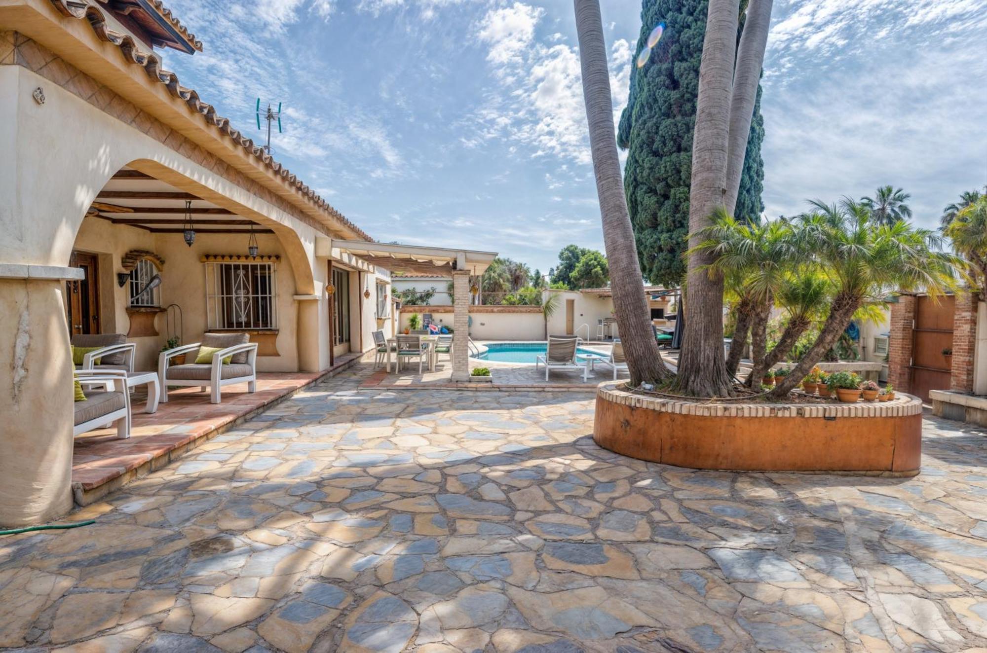 Luna- Pool With Jacuzzi By The