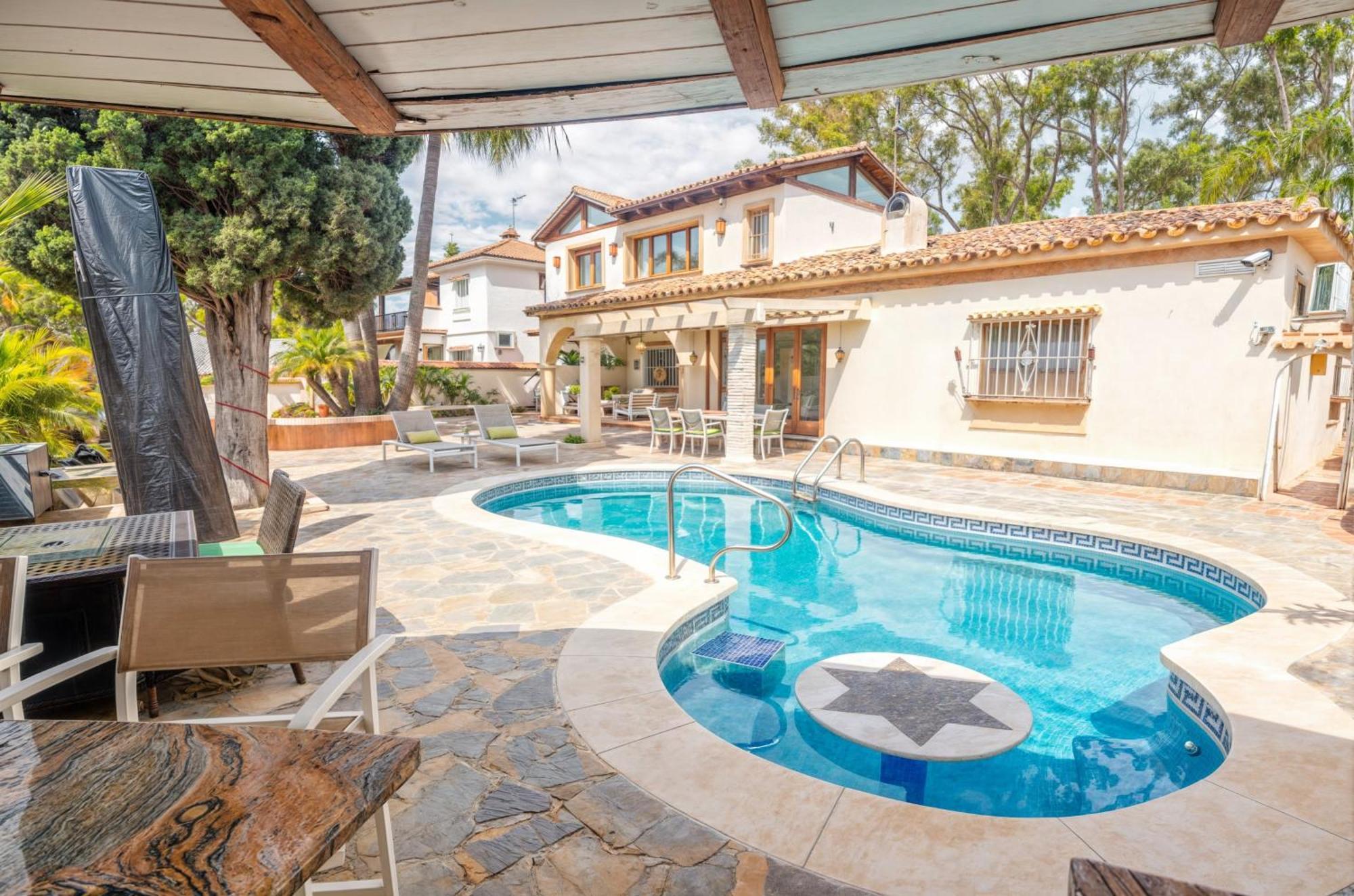 Luna- Pool With Jacuzzi By The Estepona