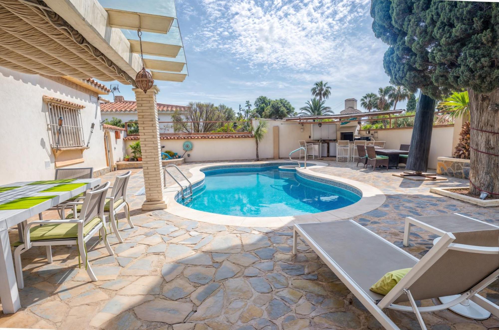 Villa Luna- Pool With Jacuzzi By The