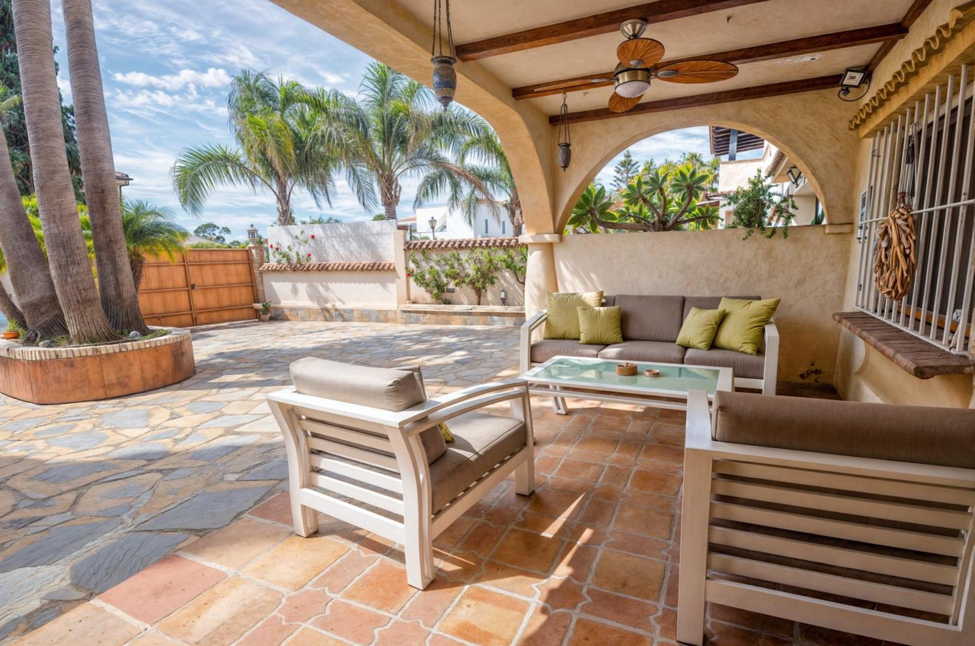 Villa Luna- Pool With Jacuzzi By The *