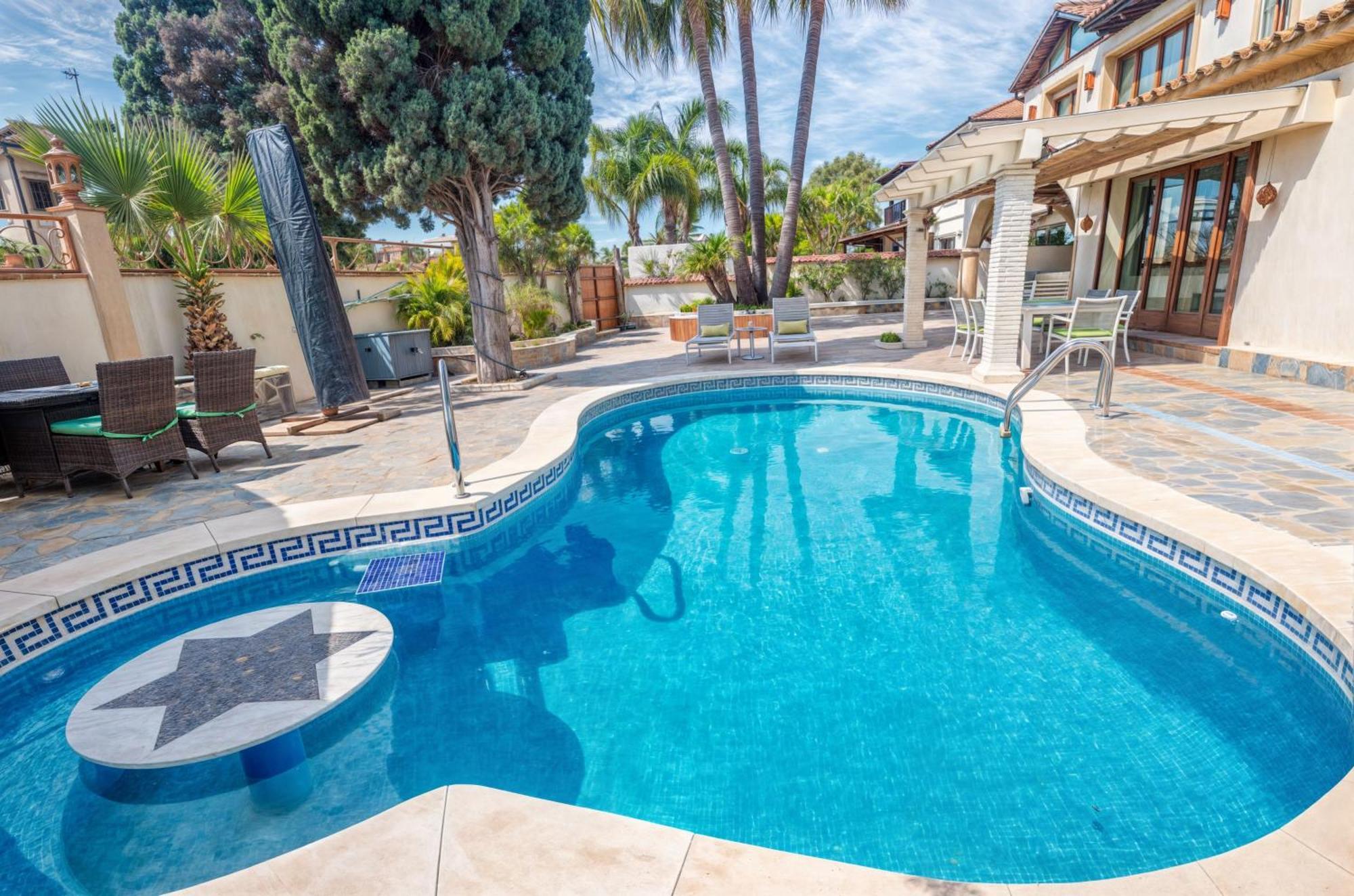 Luna- Pool With Jacuzzi By The