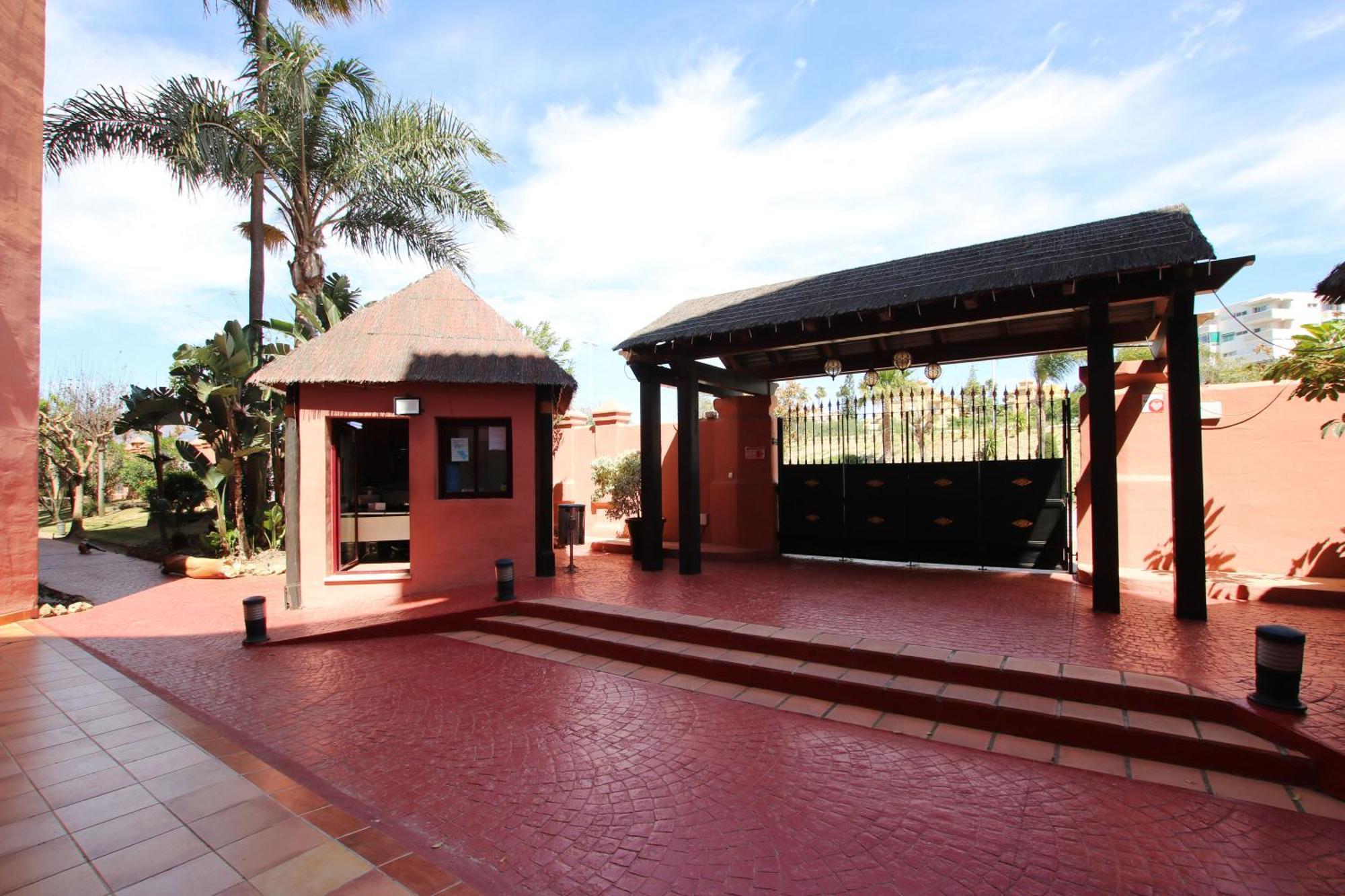 Luxury 3 Bed Duplex Penthouse, 3 Mins Walk To The Estepona