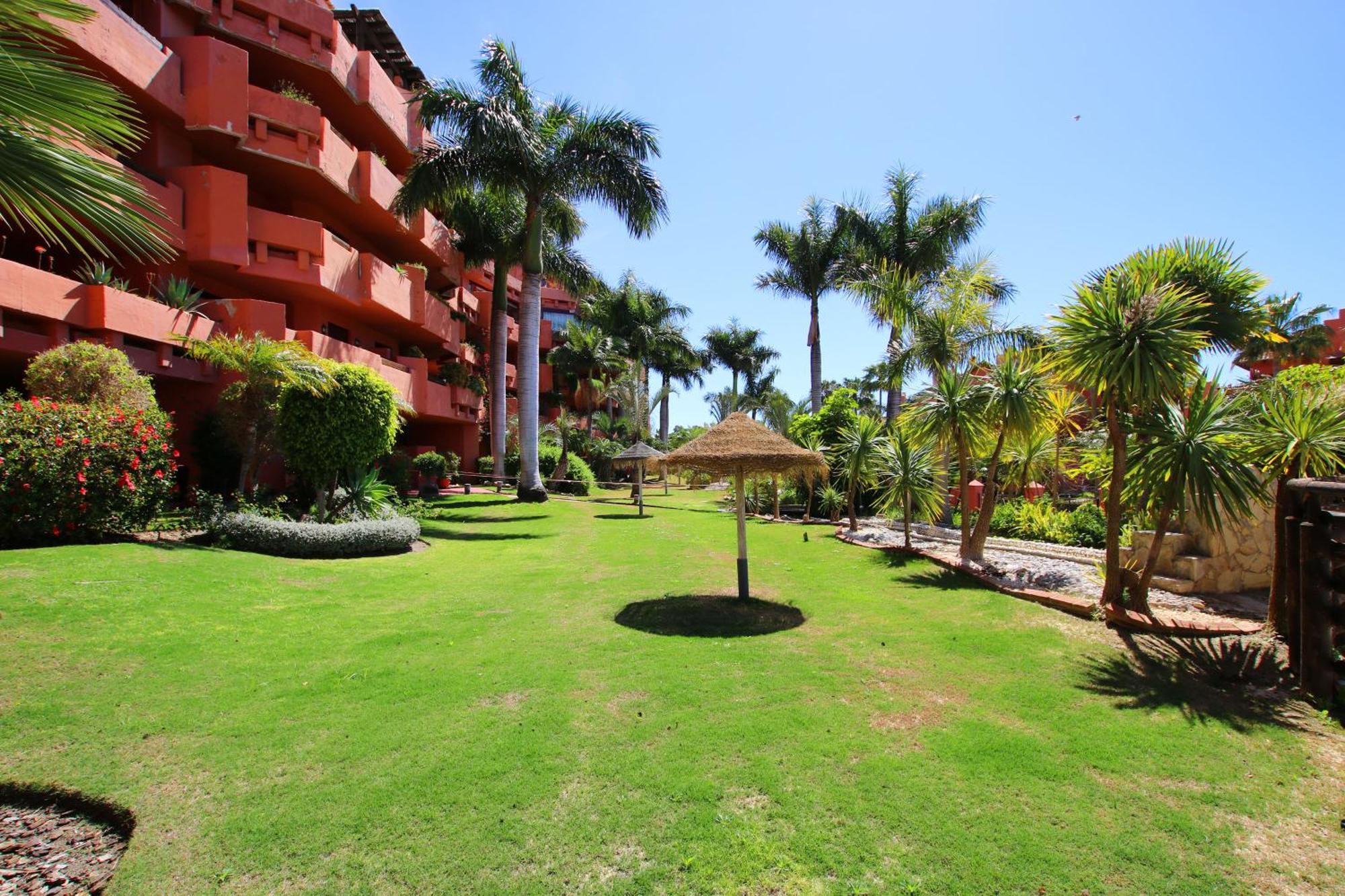 Luxury 3 Bed Duplex Penthouse, 3 Mins Walk To The Estepona