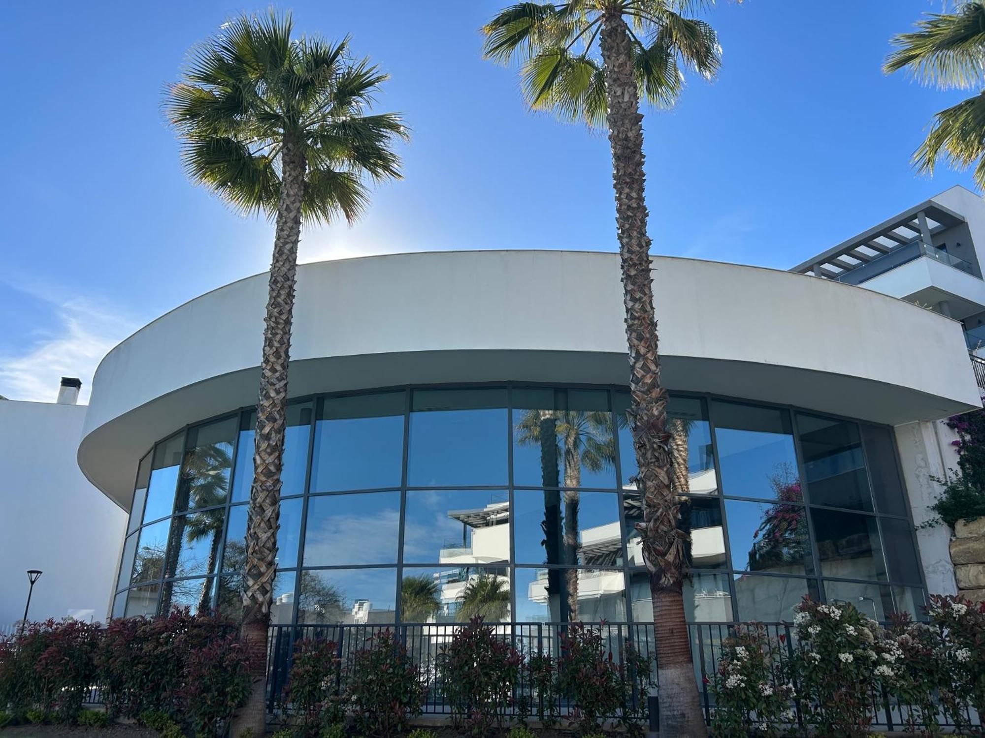 Casa Casu New Stunning 3 Bed Raised Ground Floor & Huge Balcony With Sea Pool & Mountain View Indoor & Outdoor Swimming Pools & Gym Walking Distance To Port Traveller Award 2023 Appartement *