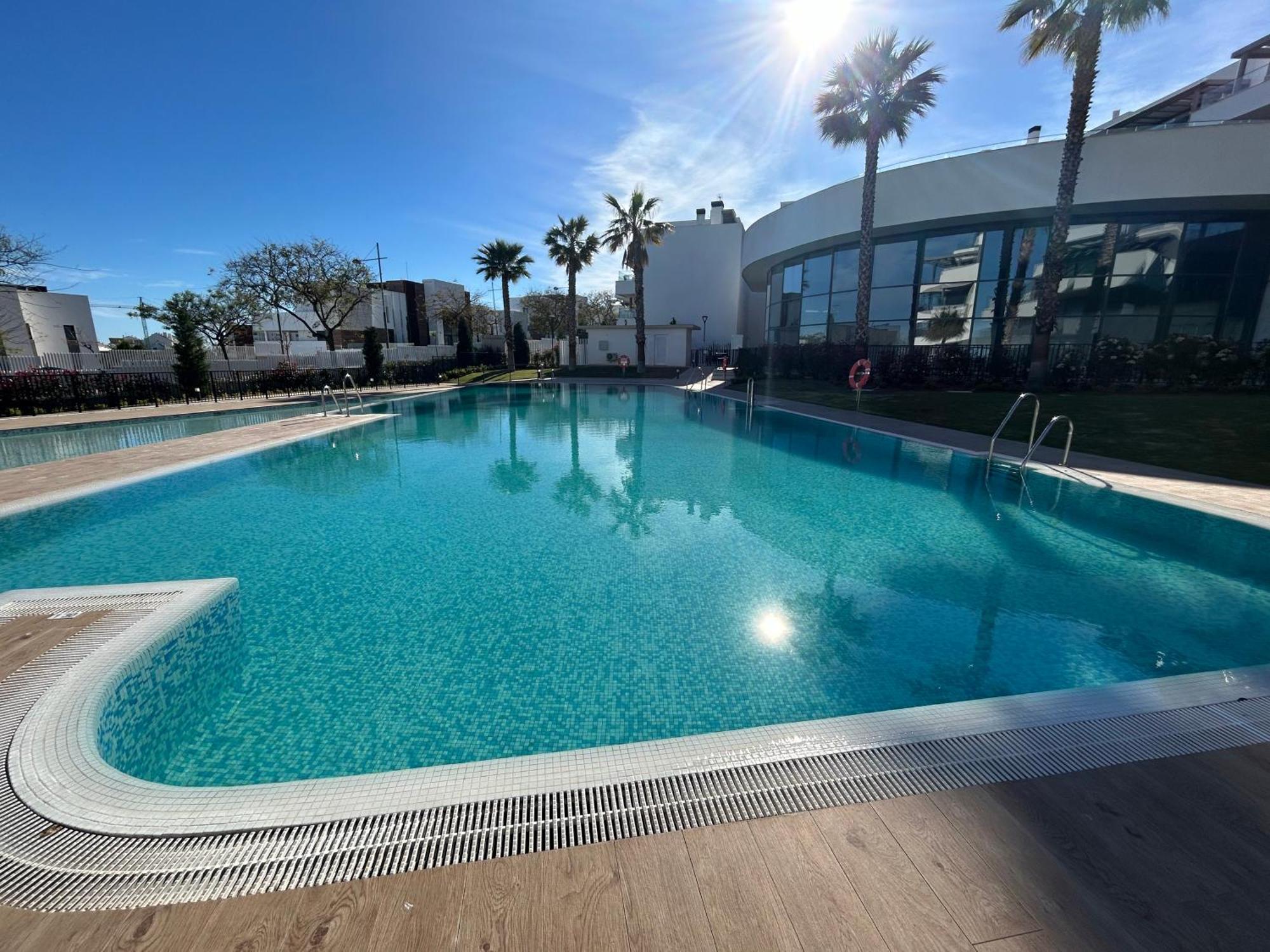 Casa Casu New Stunning 3 Bed Raised Ground Floor & Huge Balcony With Sea Pool & Mountain View Indoor & Outdoor Swimming Pools & Gym Walking Distance To Port Traveller Award 2023 Appartement