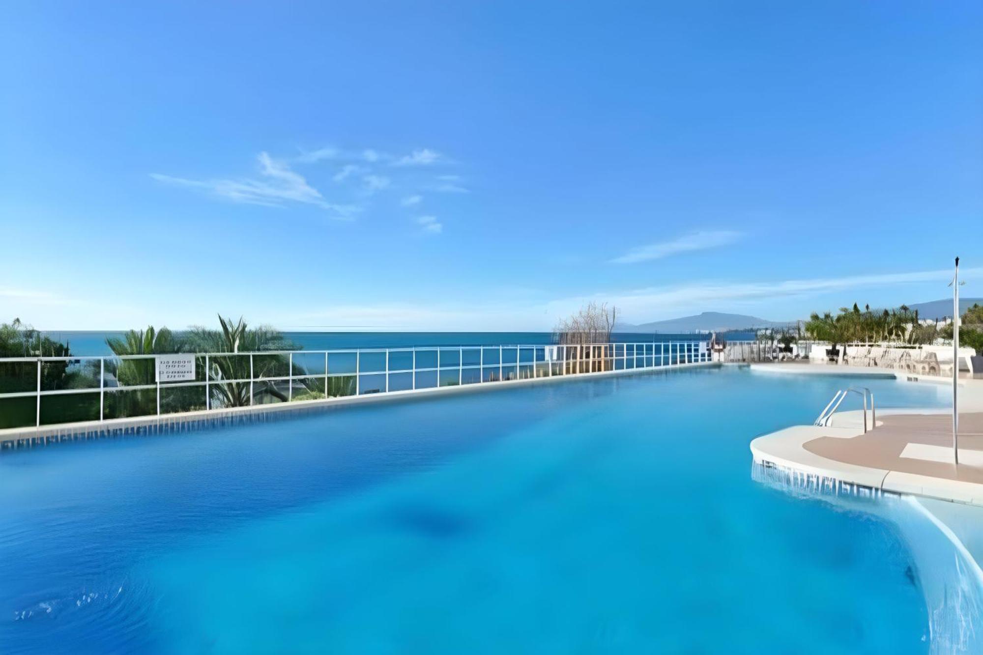Seaside Vista Terrace: Panoramic Costa Del Sol Retreat Apartment *
