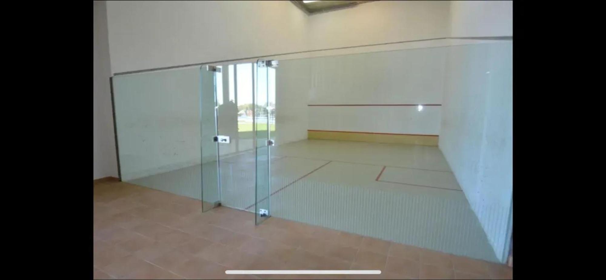 Elegant In Benahavis With Shared Pool 100 M²