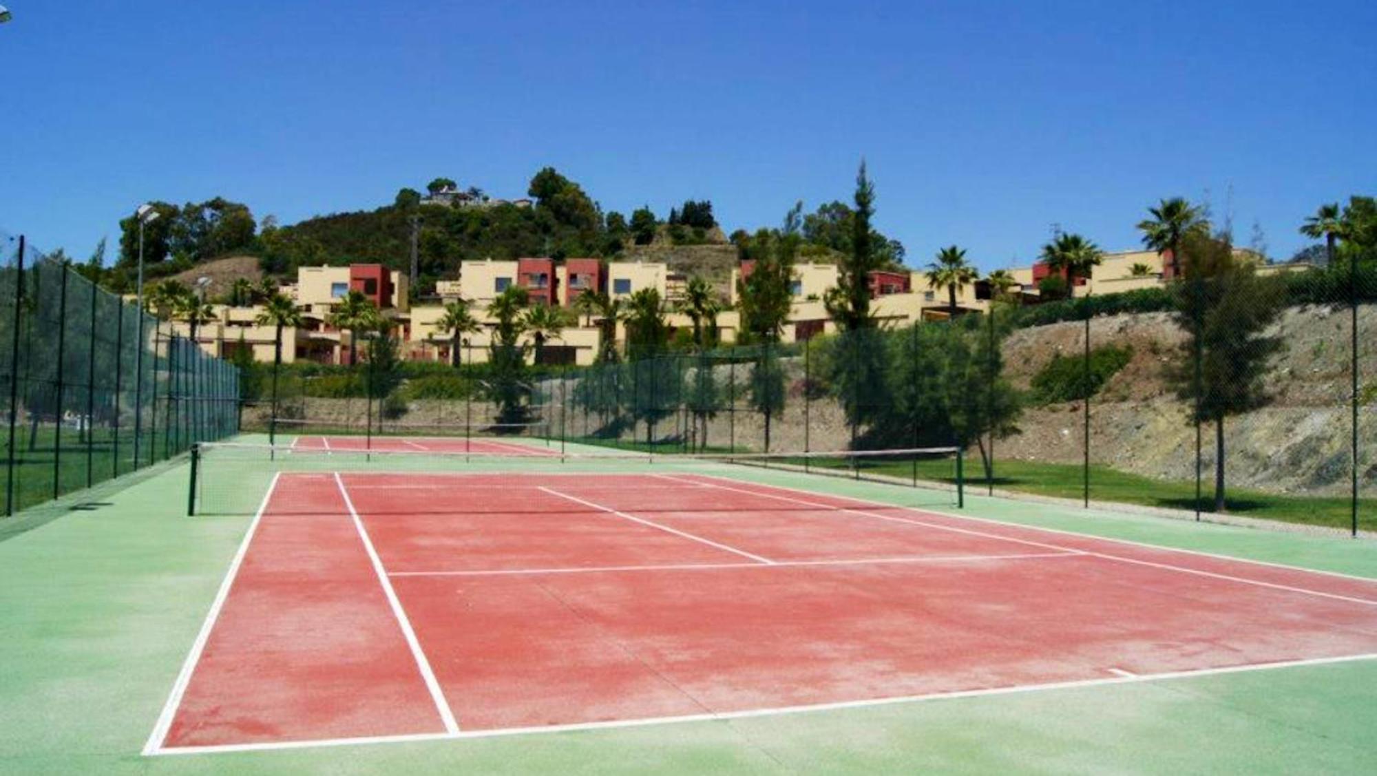 Elegant In Benahavis With Shared Pool 100 M²