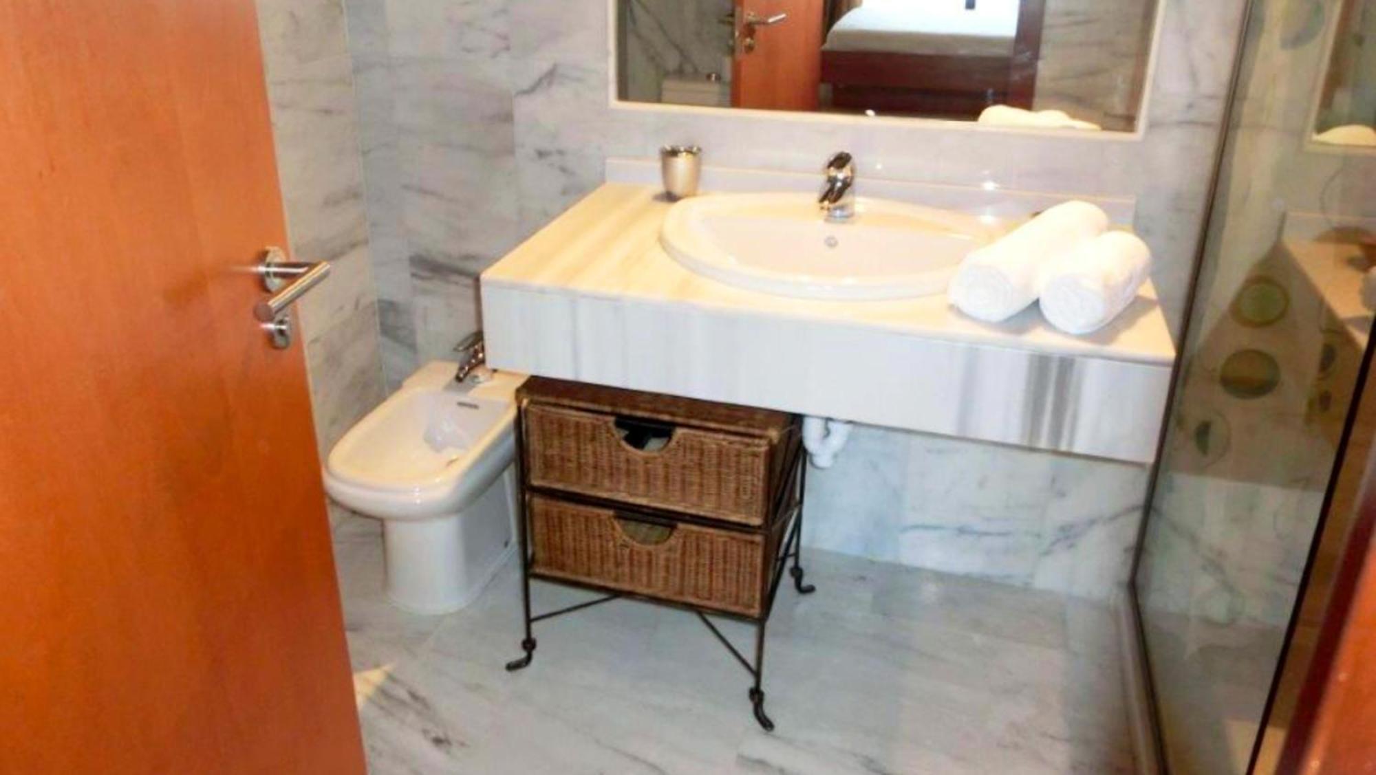 Elegant In Benahavis With Shared Pool 100 M² Apartment *
