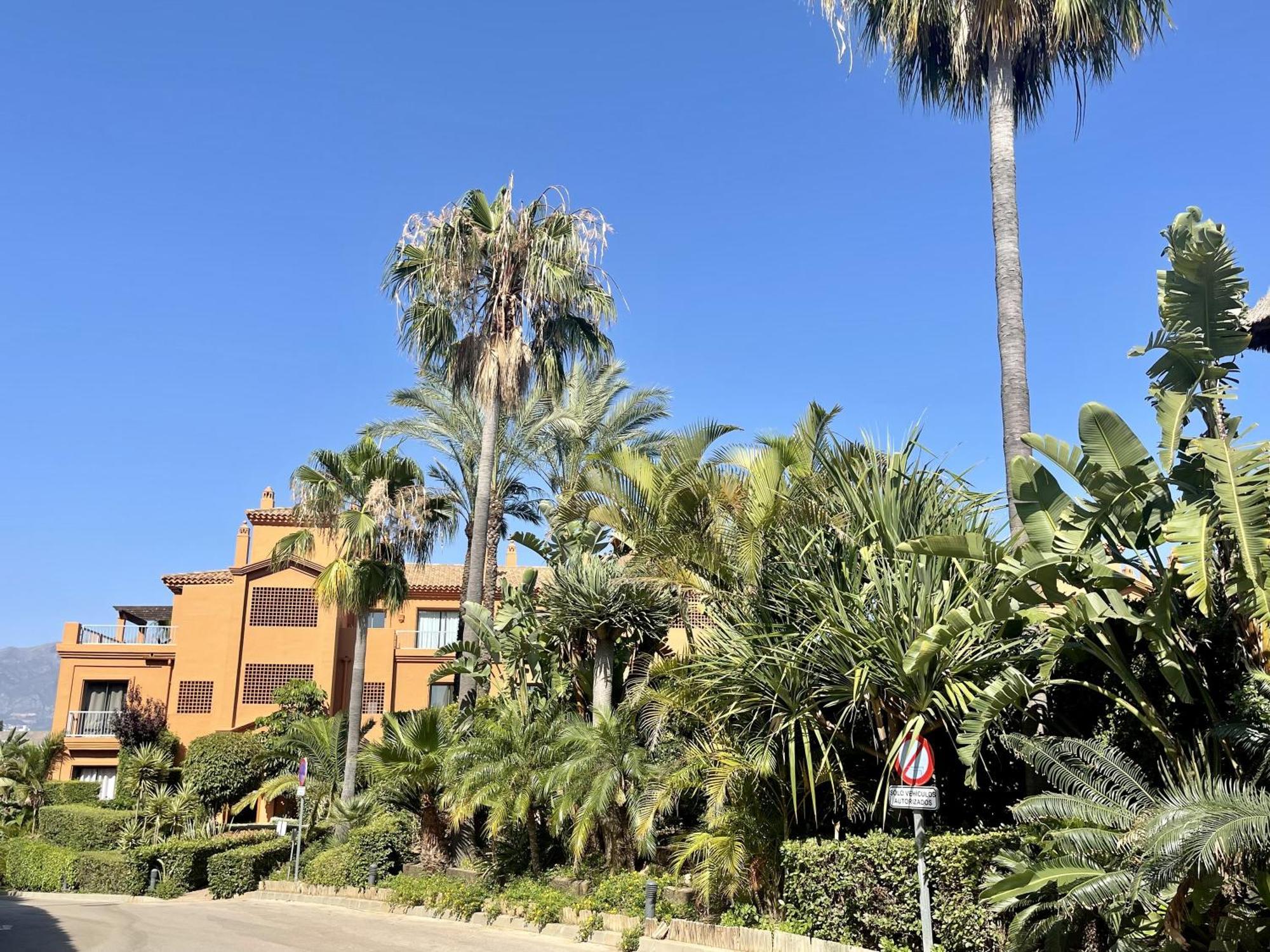 Luxury 2-bed In Benatalaya Apartment *