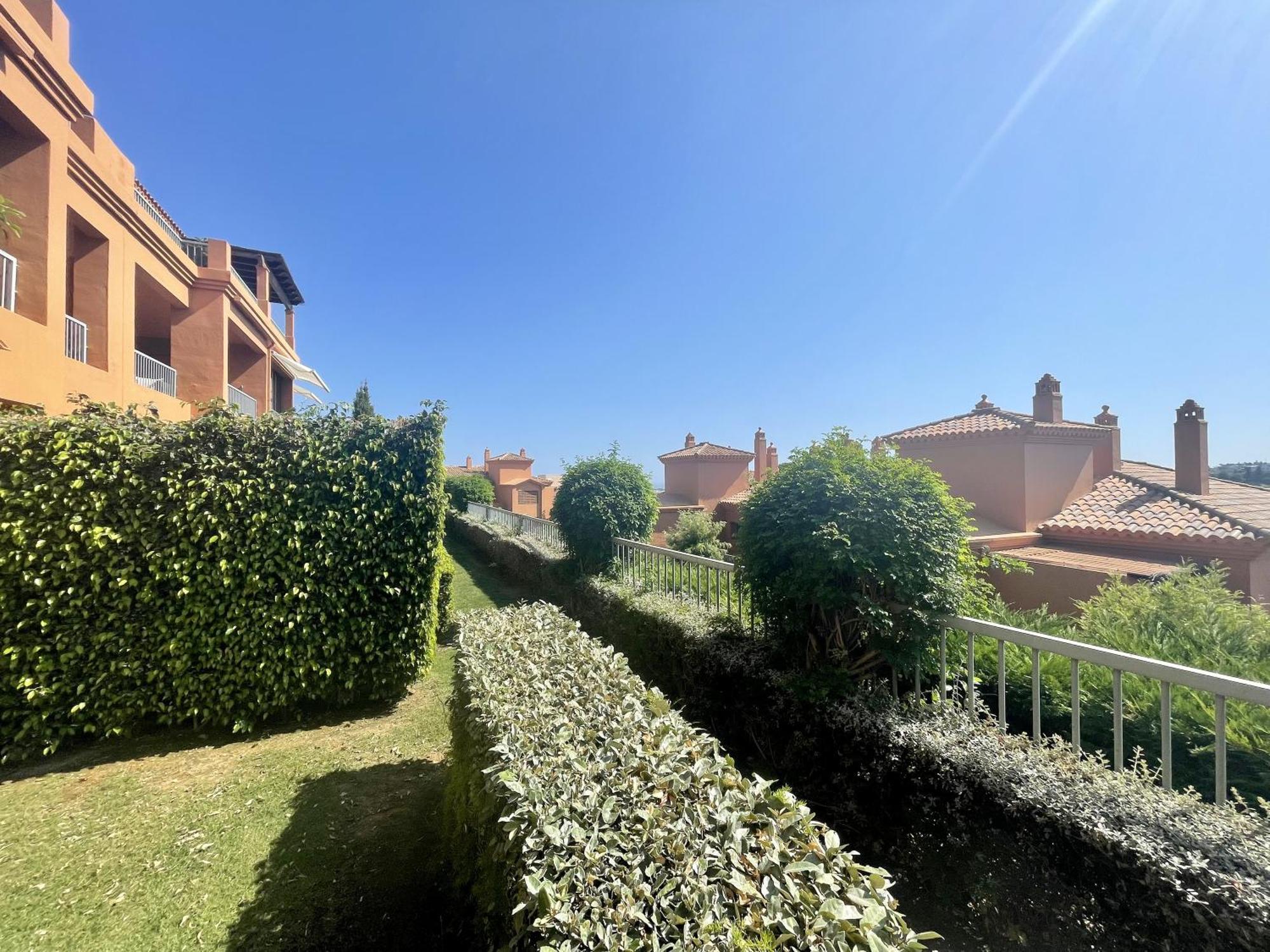Apartment Luxury 2-bed In Benatalaya Estepona