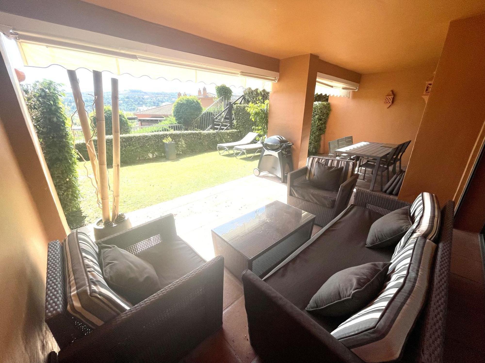 Luxury 2-bed In Benatalaya Apartment *