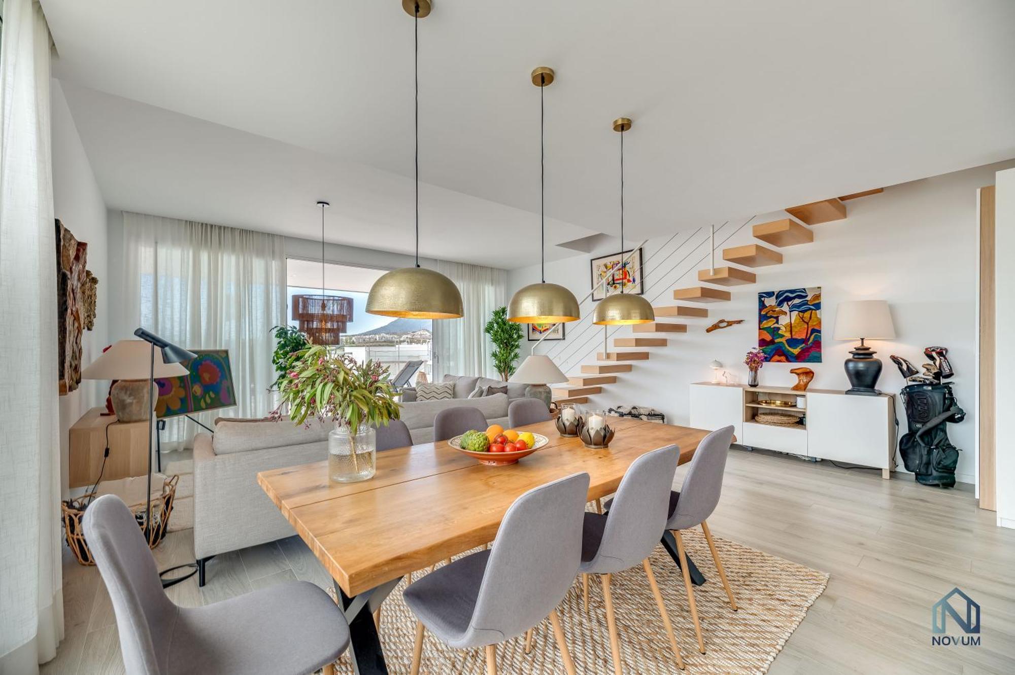 Unique 3-bdrm Townhouse, Stunning View, Pool & Bbq *