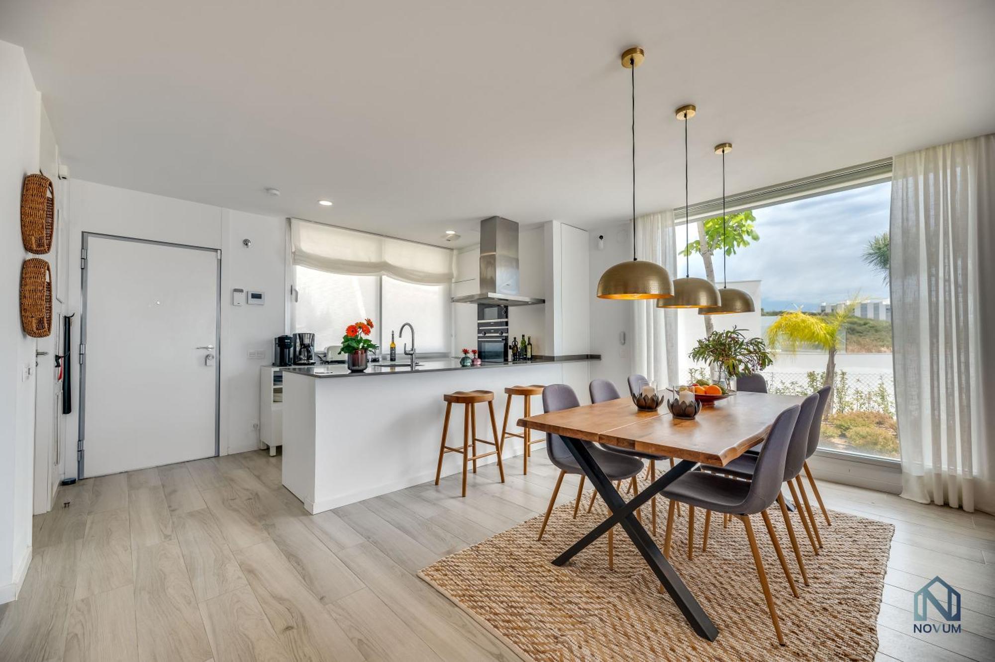 Unique 3-bdrm Townhouse, Stunning View, Pool & Bbq *