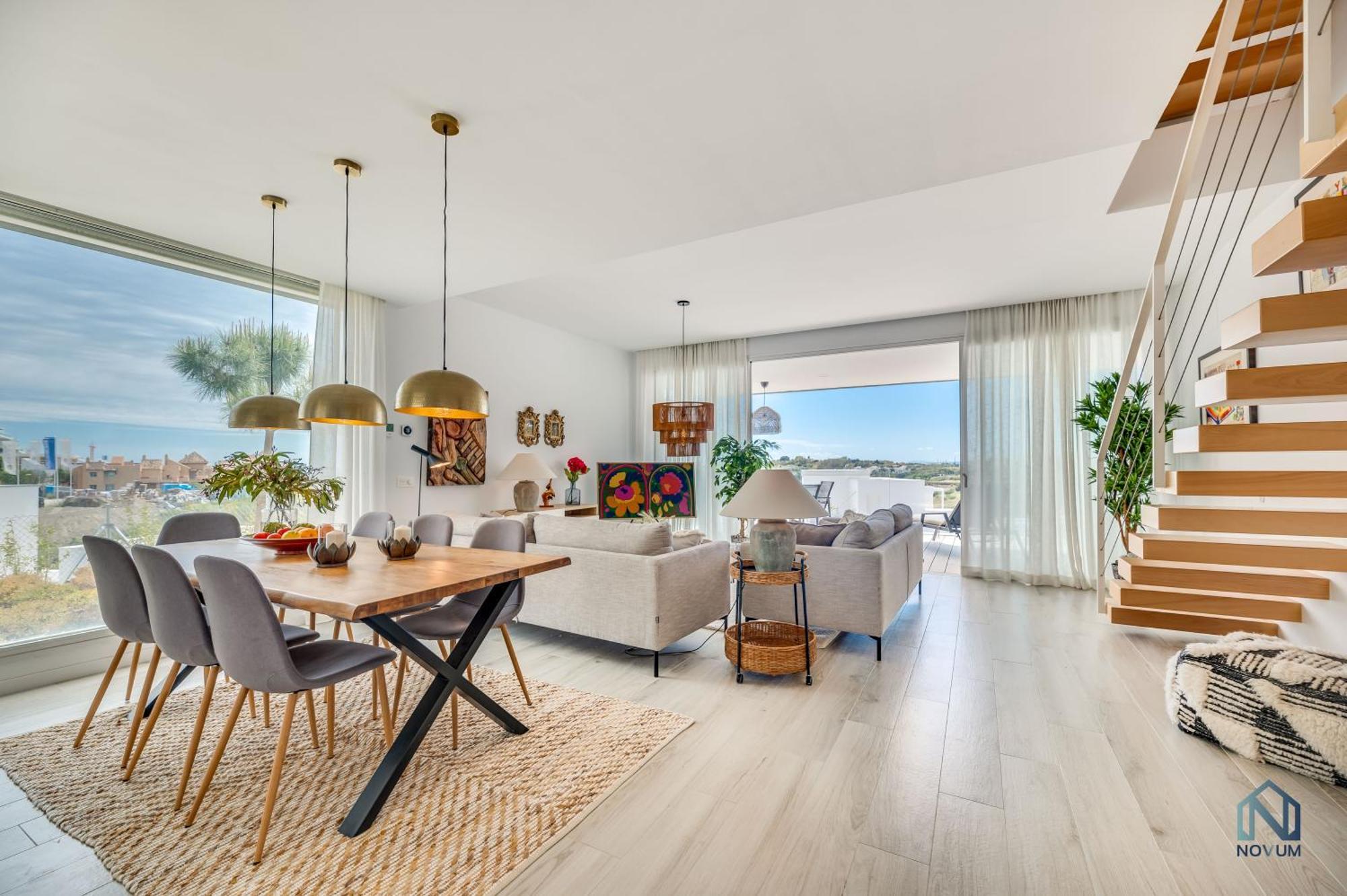 Unique 3-bdrm Townhouse, Stunning View, Pool & Bbq *