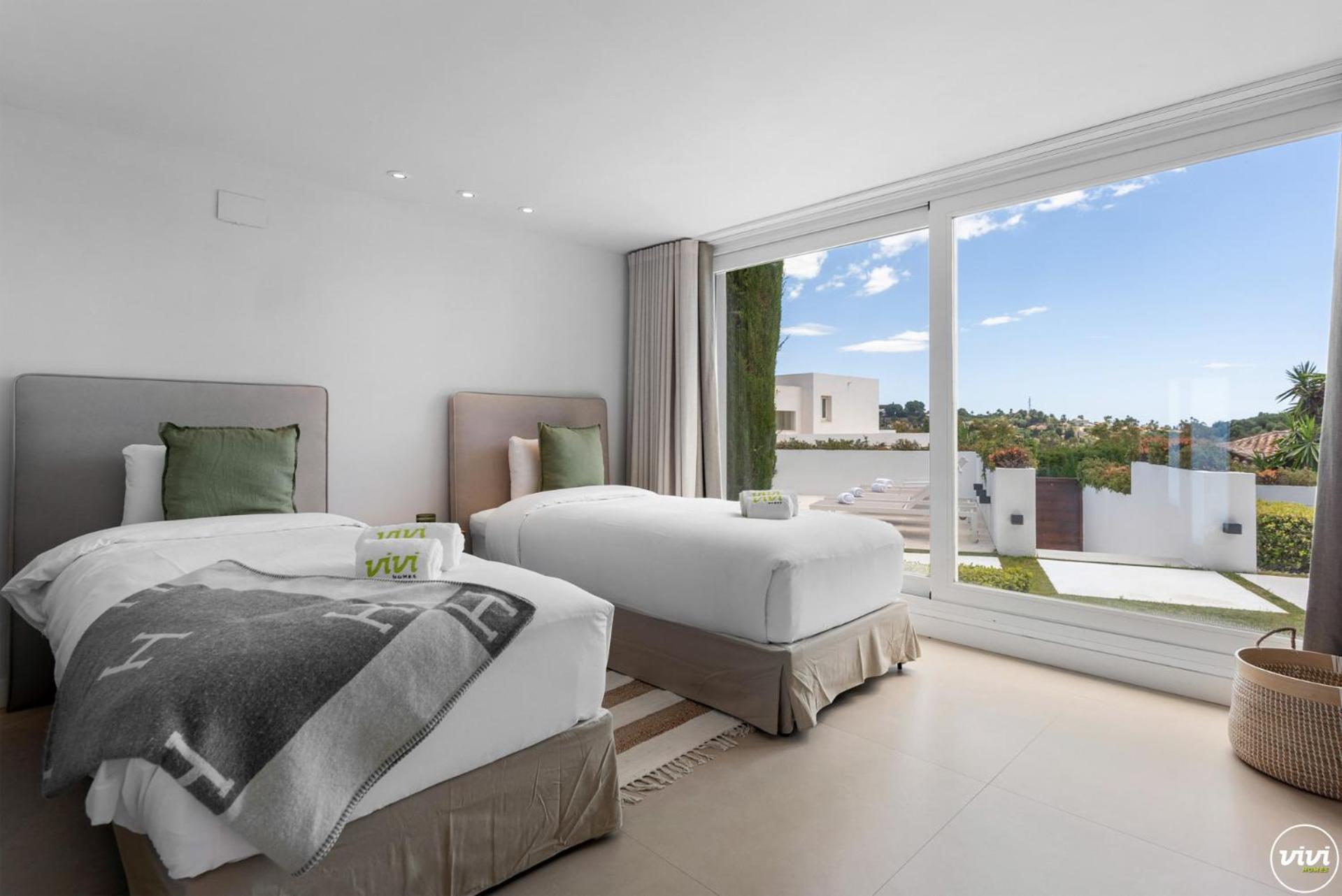 Vivi Homes -villa Carat Pool, Cinema, Golf & Terrace Villa Estepona