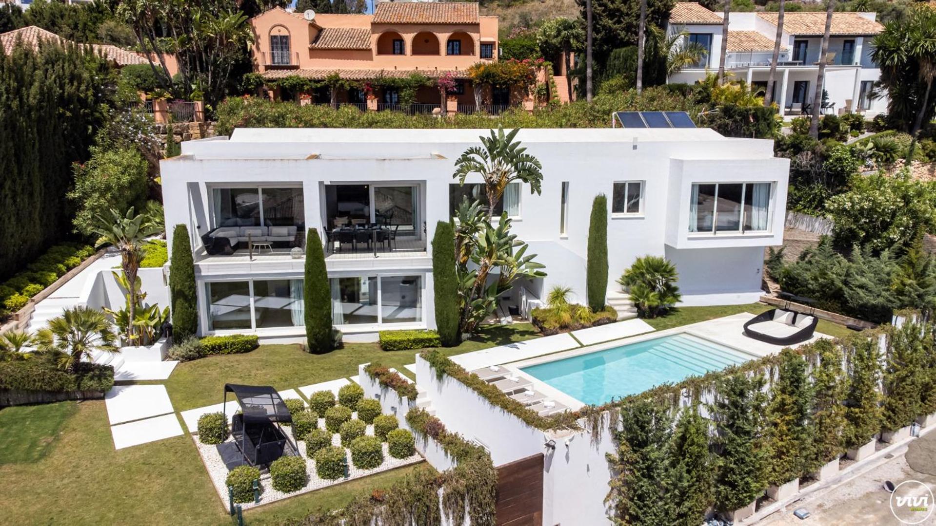 Vivi Homes -villa Carat Pool, Cinema, Golf & Terrace Villa Estepona