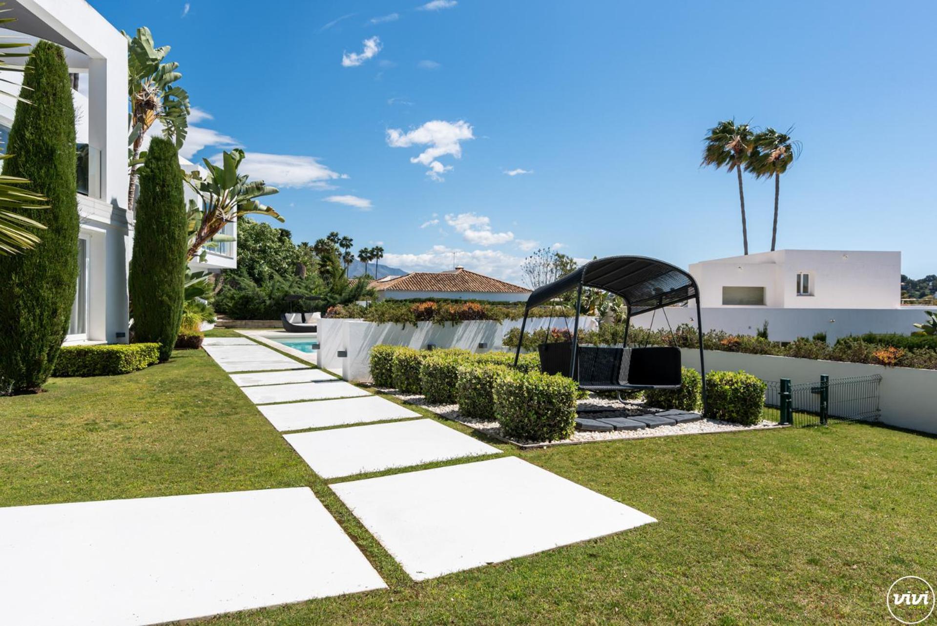 Vivi Homes -villa Carat Pool, Cinema, Golf & Terrace Villa Estepona