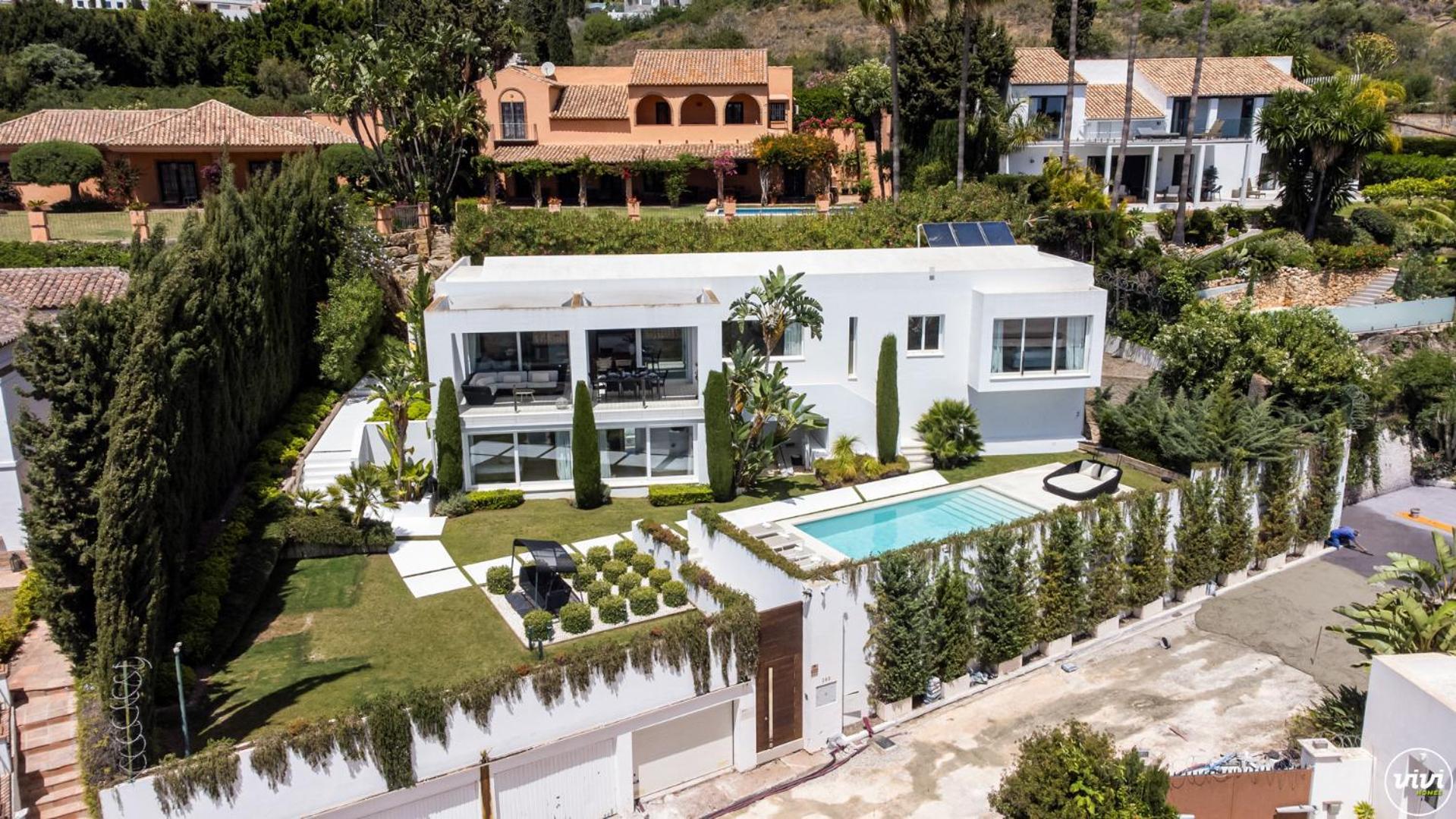 Vivi Homes -villa Carat Pool, Cinema, Golf & Terrace Villa Estepona