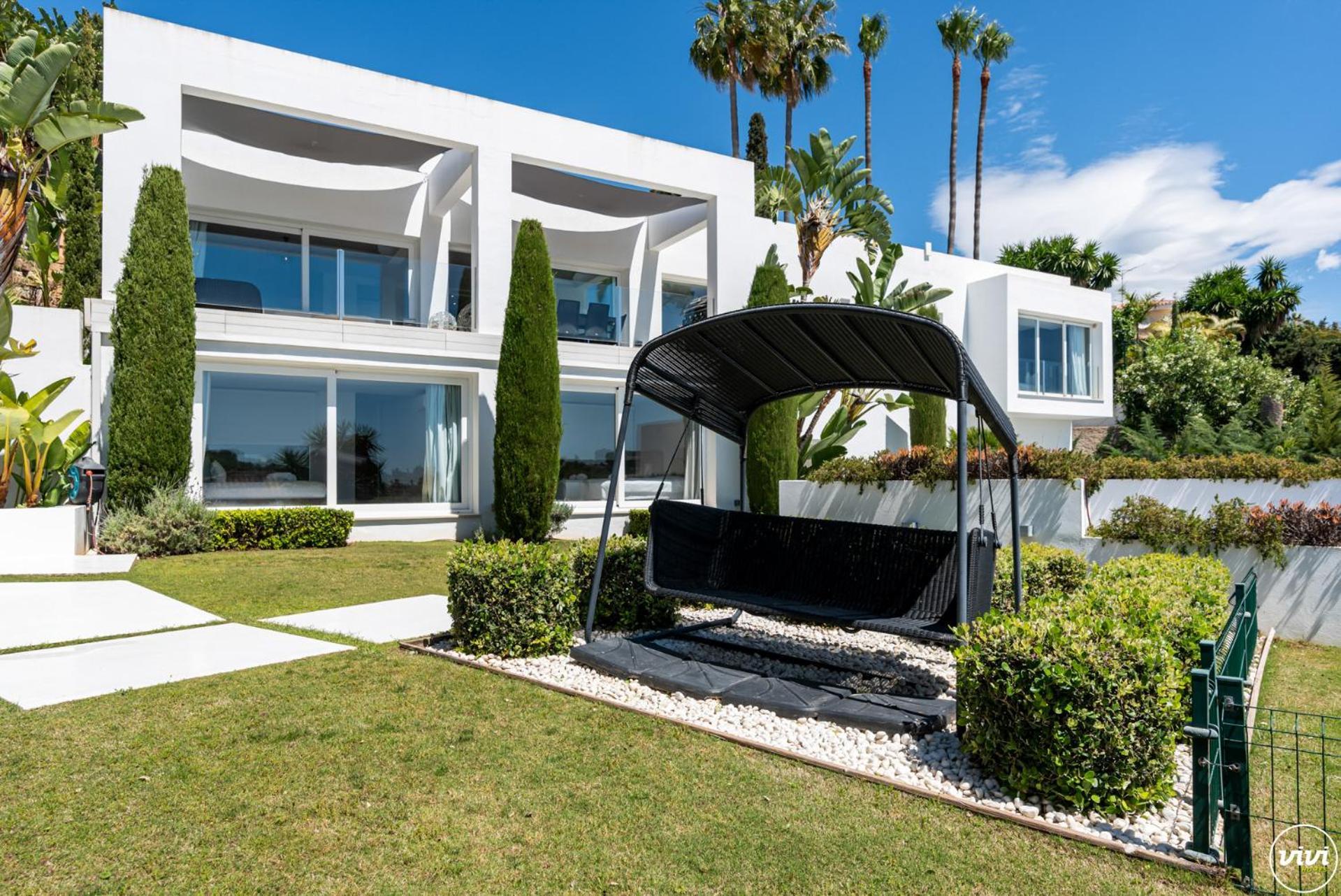 Vivi Homes -villa Carat Pool, Cinema, Golf & Terrace Villa Estepona