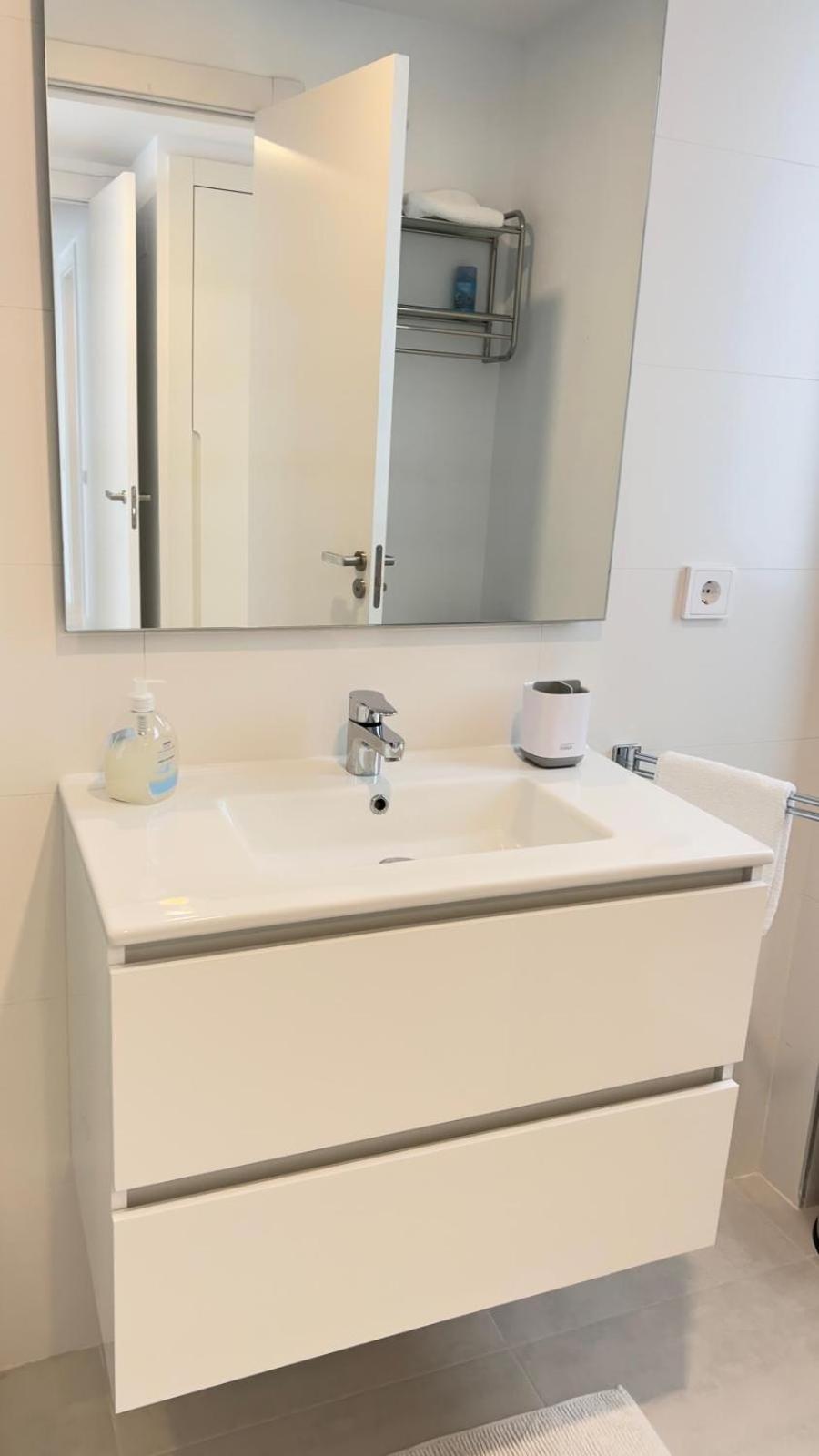 Apartamento New Spacious 4 Bedrooms In 10 Min Walk To The