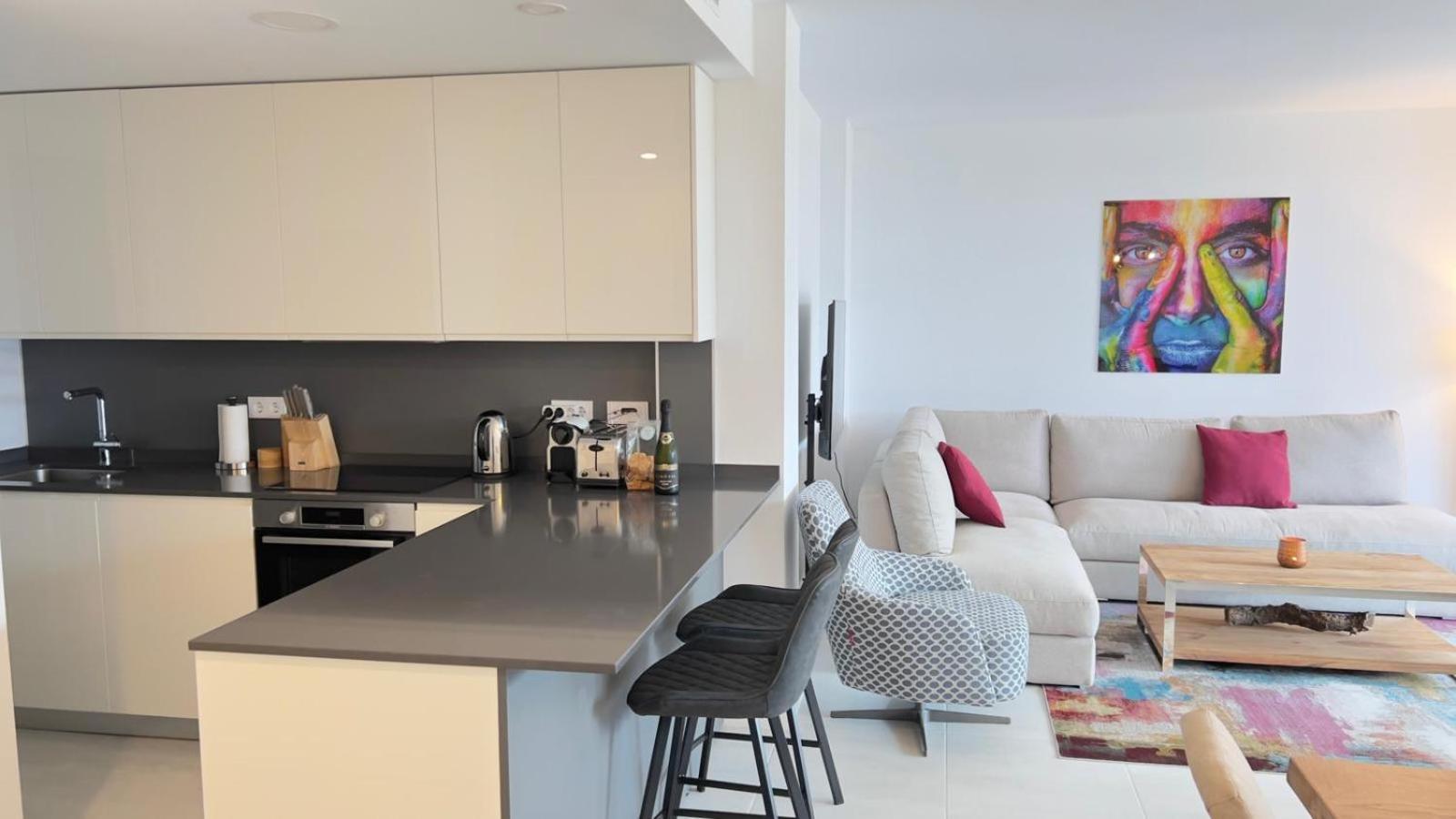 New Spacious 4 Bedrooms In 10 Min Walk To The Apartamento Estepona