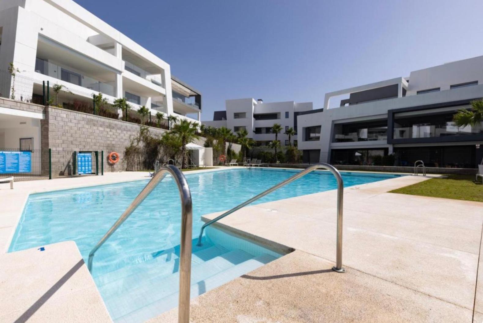 New Spacious 4 Bedrooms In 10 Min Walk To The Apartamento
